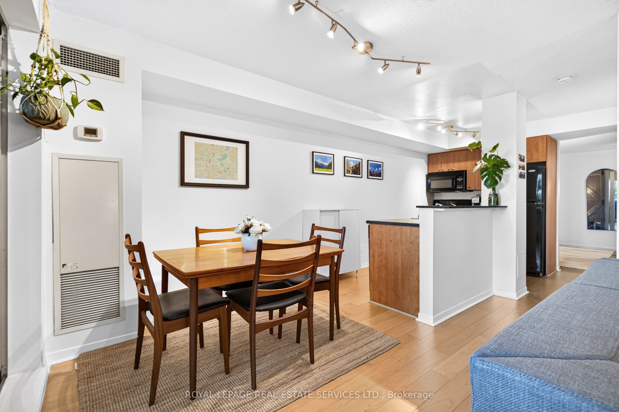 1040 The Queensway 215 Property Photo 22