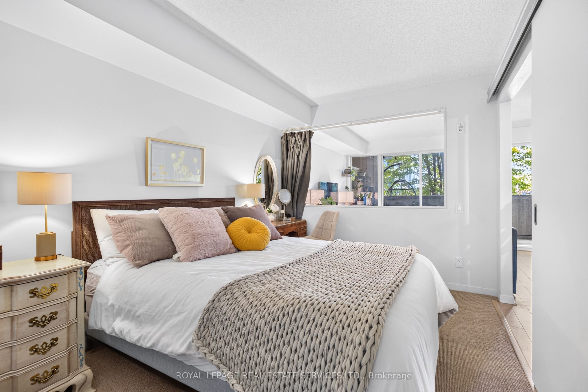 1040 The Queensway 215 Property Photo 24