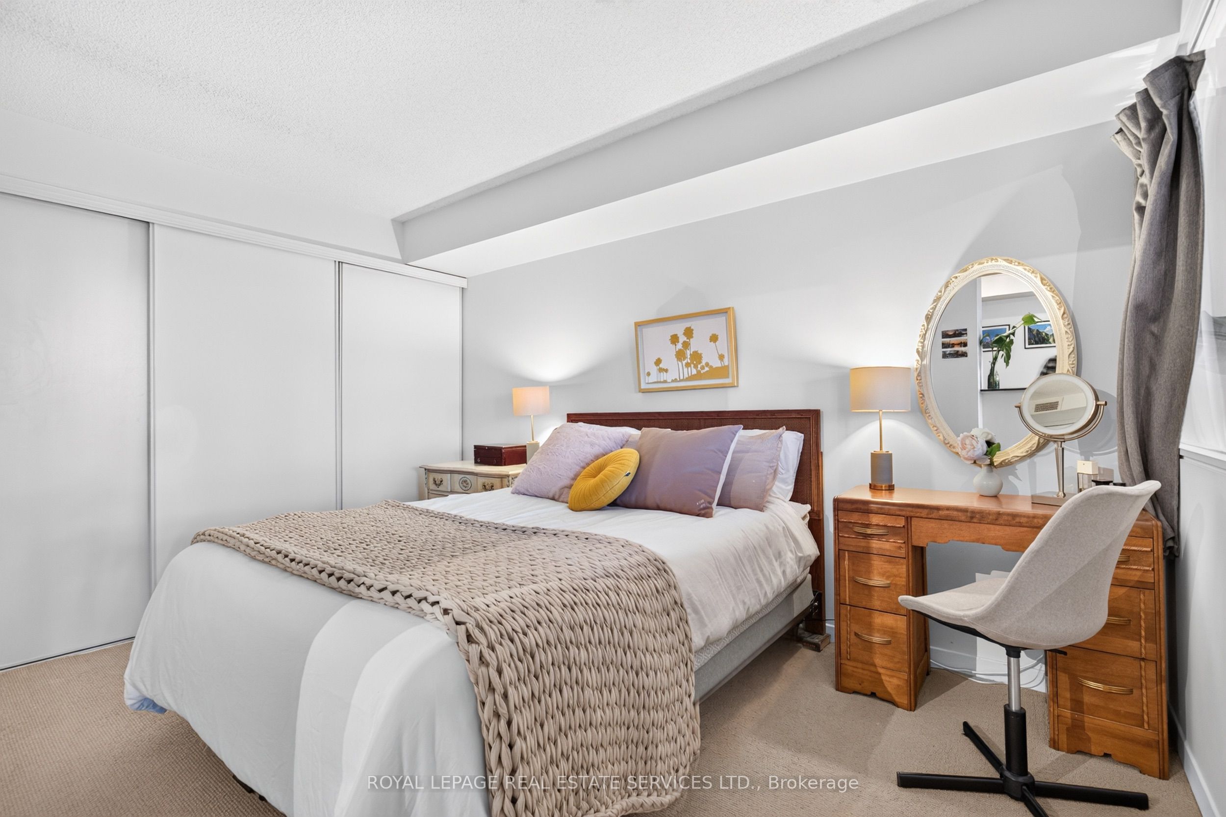 1040 The Queensway 215 Property Photo 25