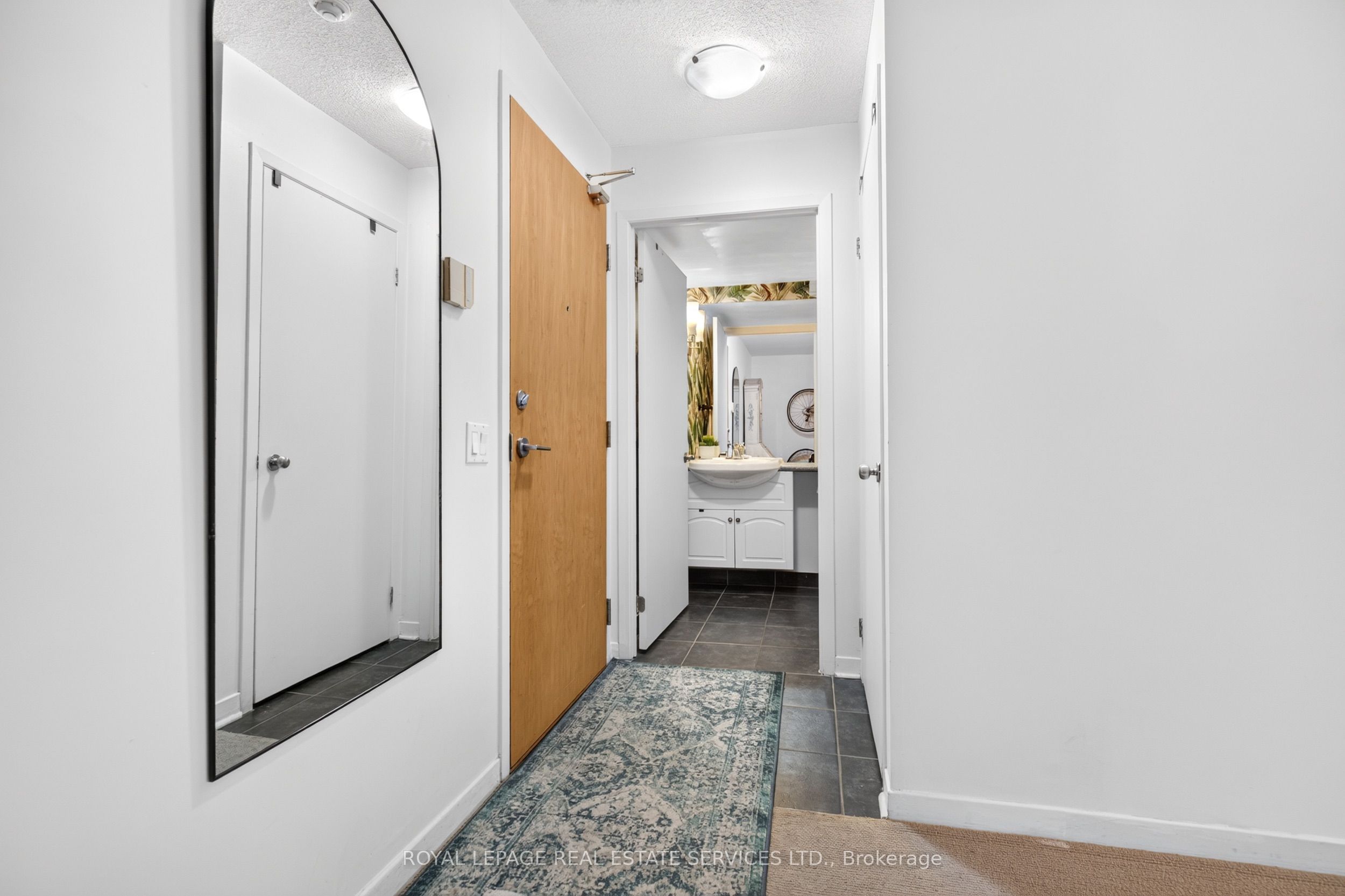 1040 The Queensway 215 Property Photo 27