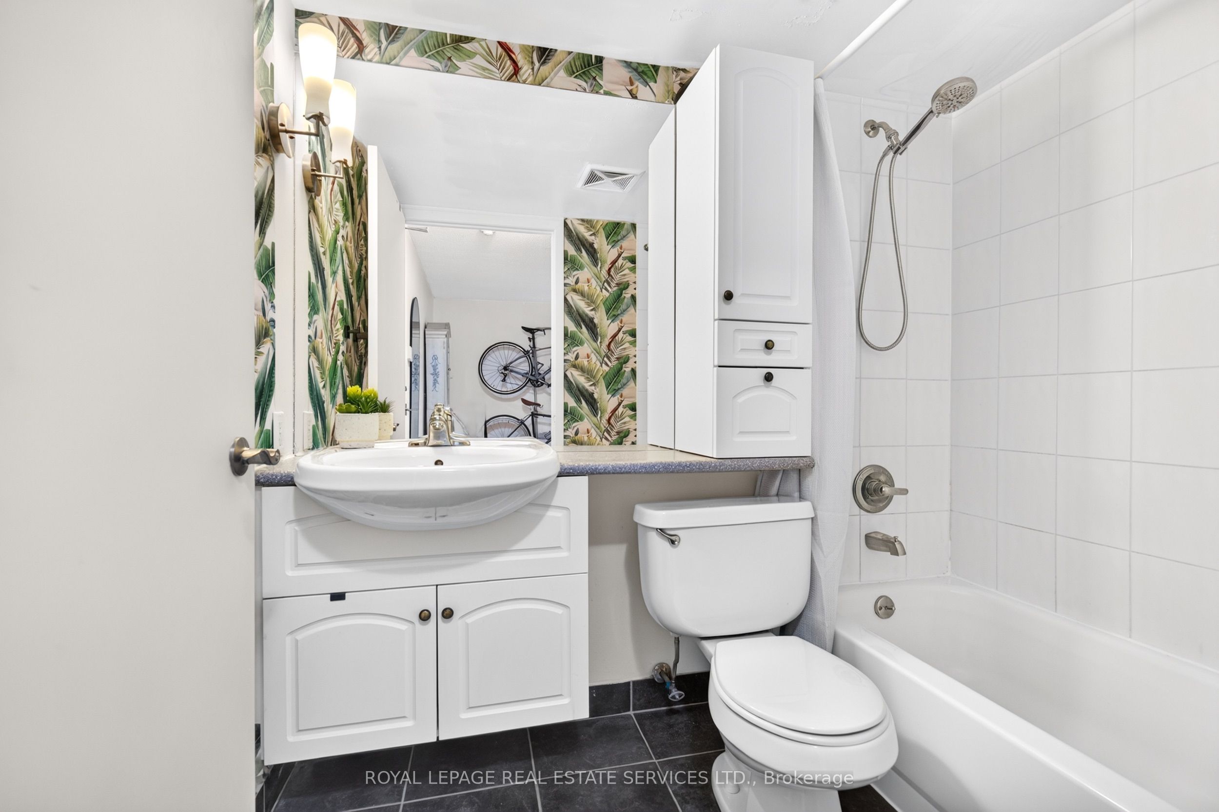 1040 The Queensway 215 Property Photo 28