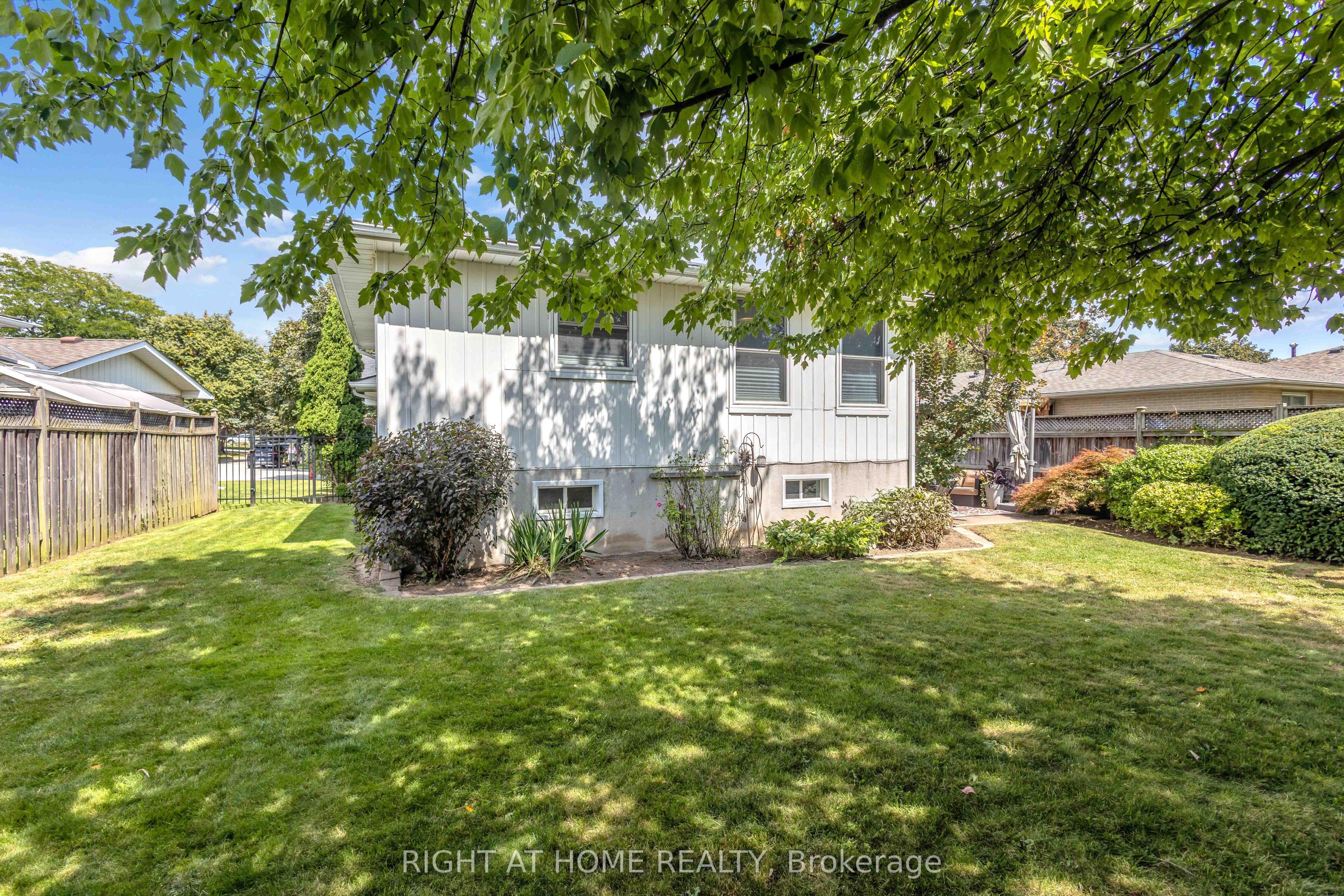 1432 Dewbourne Crescent Property Photo 39