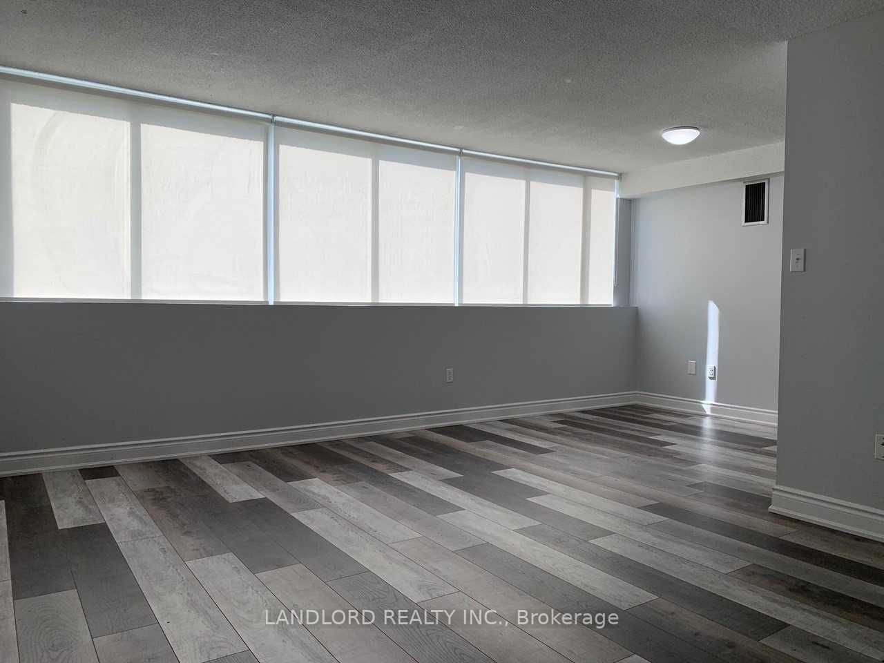 3590 Kaneff Crescent 405 Property Photo 2