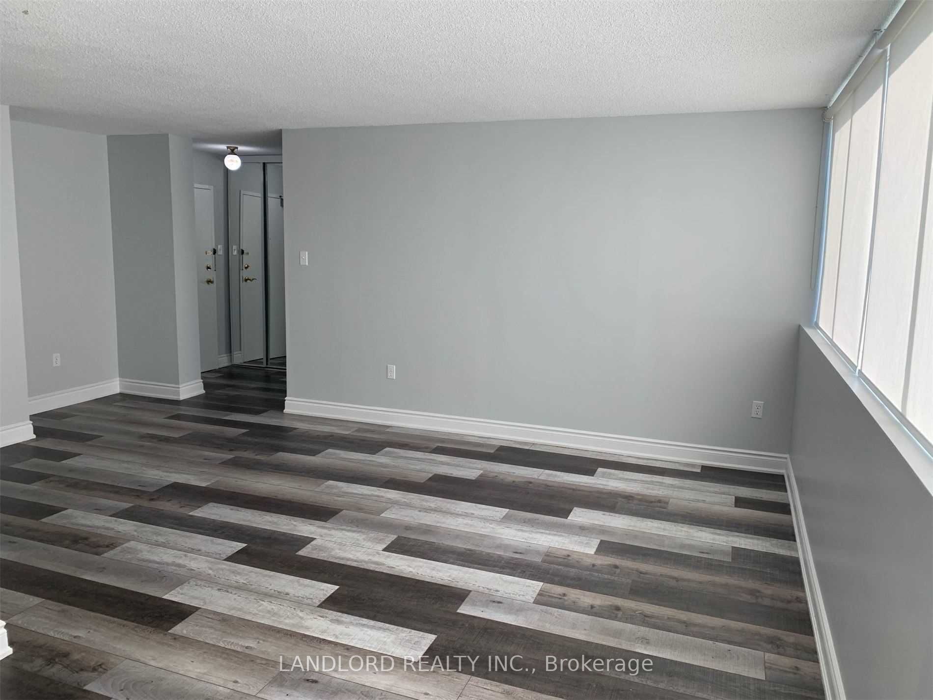 3590 Kaneff Crescent 405 Property Photo 4