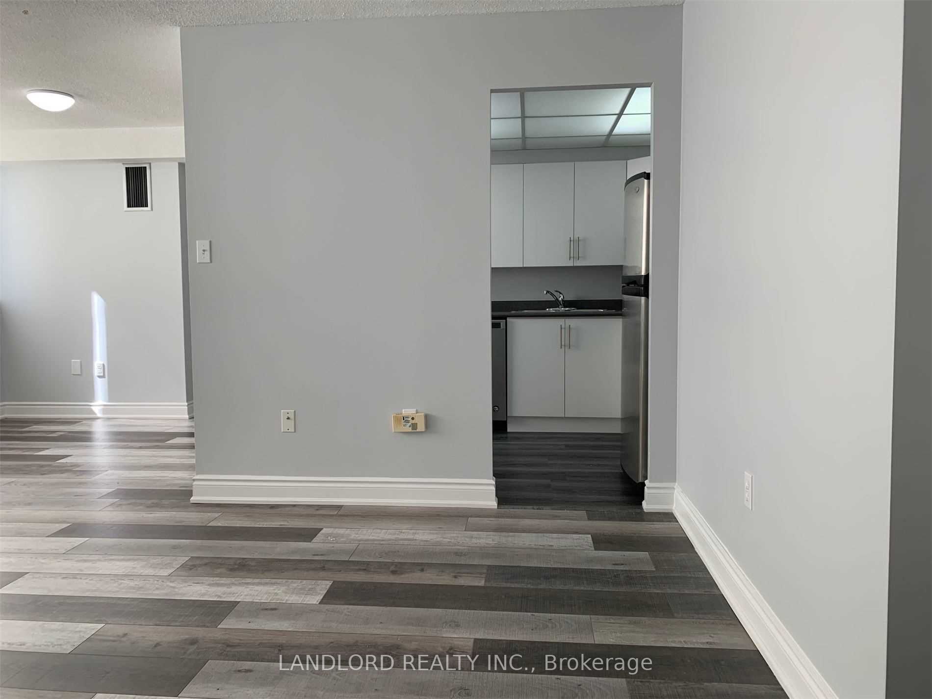 3590 Kaneff Crescent 405 Property Photo 8