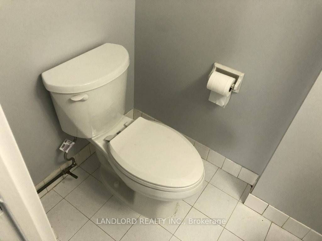 3590 Kaneff Crescent 405 Property Photo 22