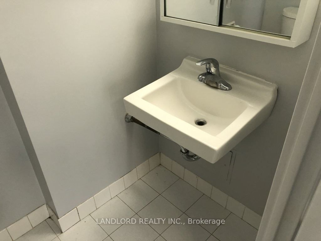 3590 Kaneff Crescent 405 Property Photo 23