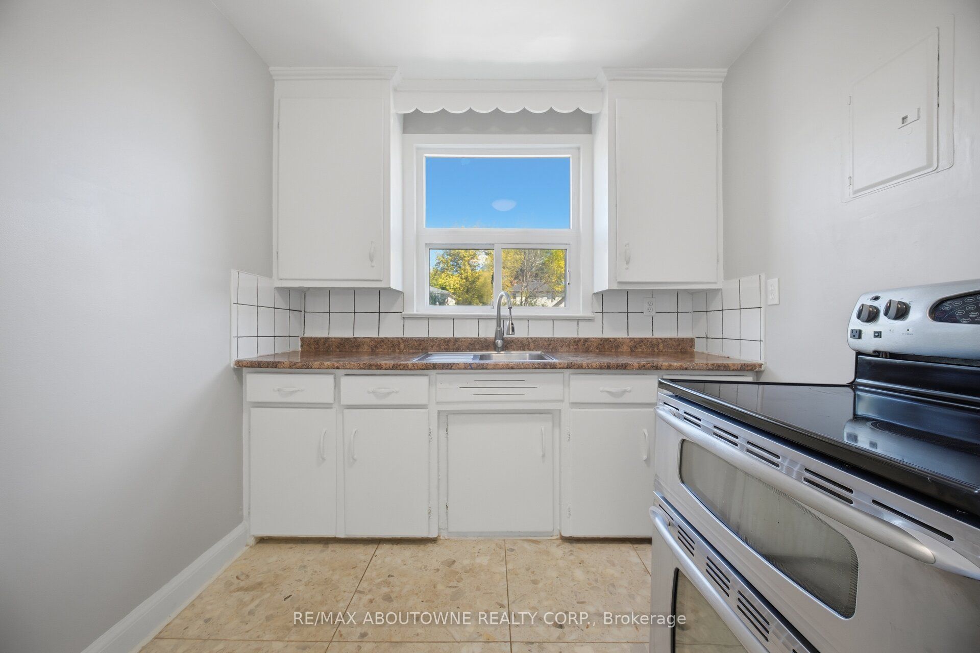 1047 Churchill Avenue E 1 Property Photo 12