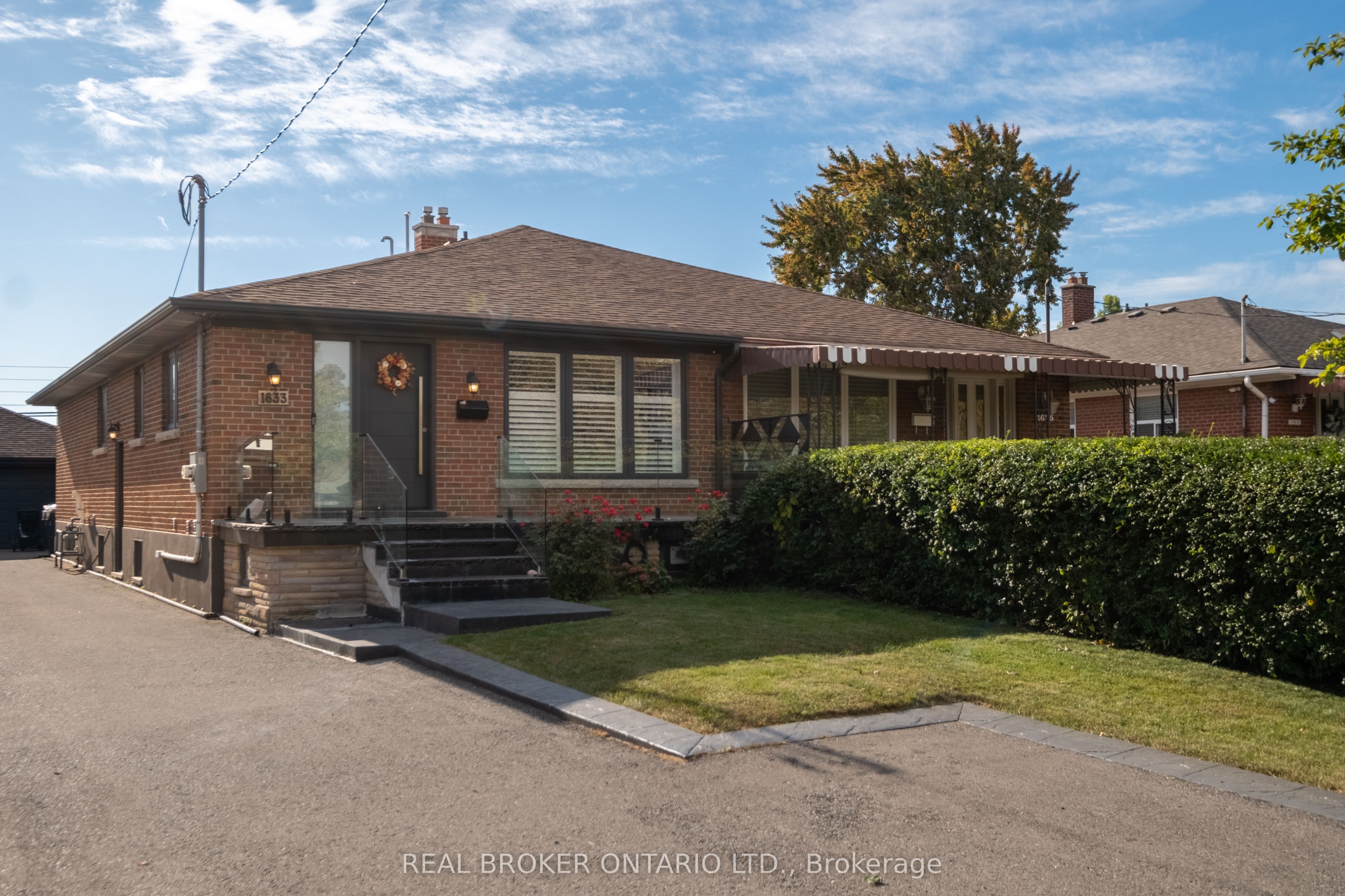 1633 Coram Crescent Property Photo 2