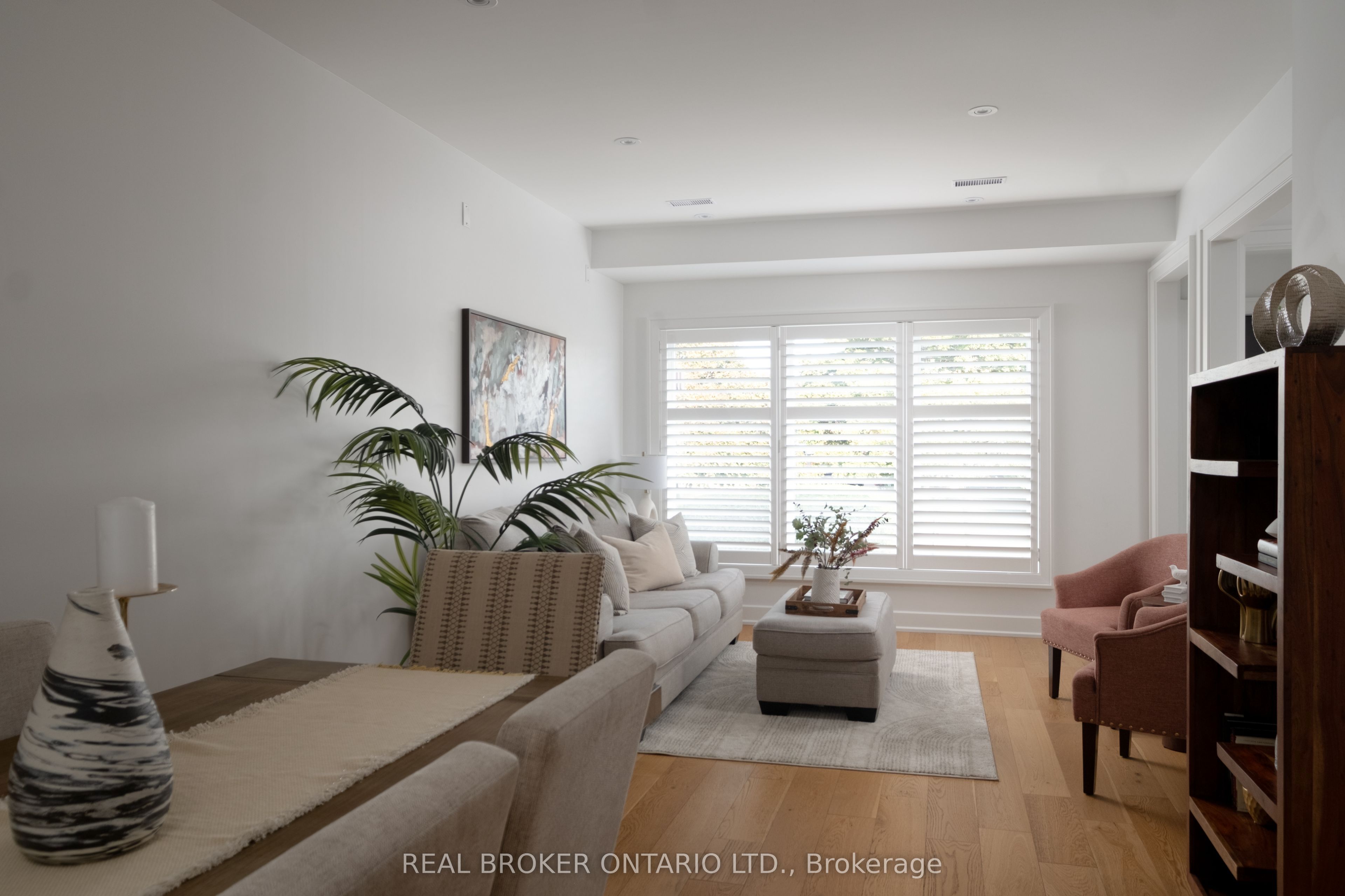 1633 Coram Crescent Property Photo 4