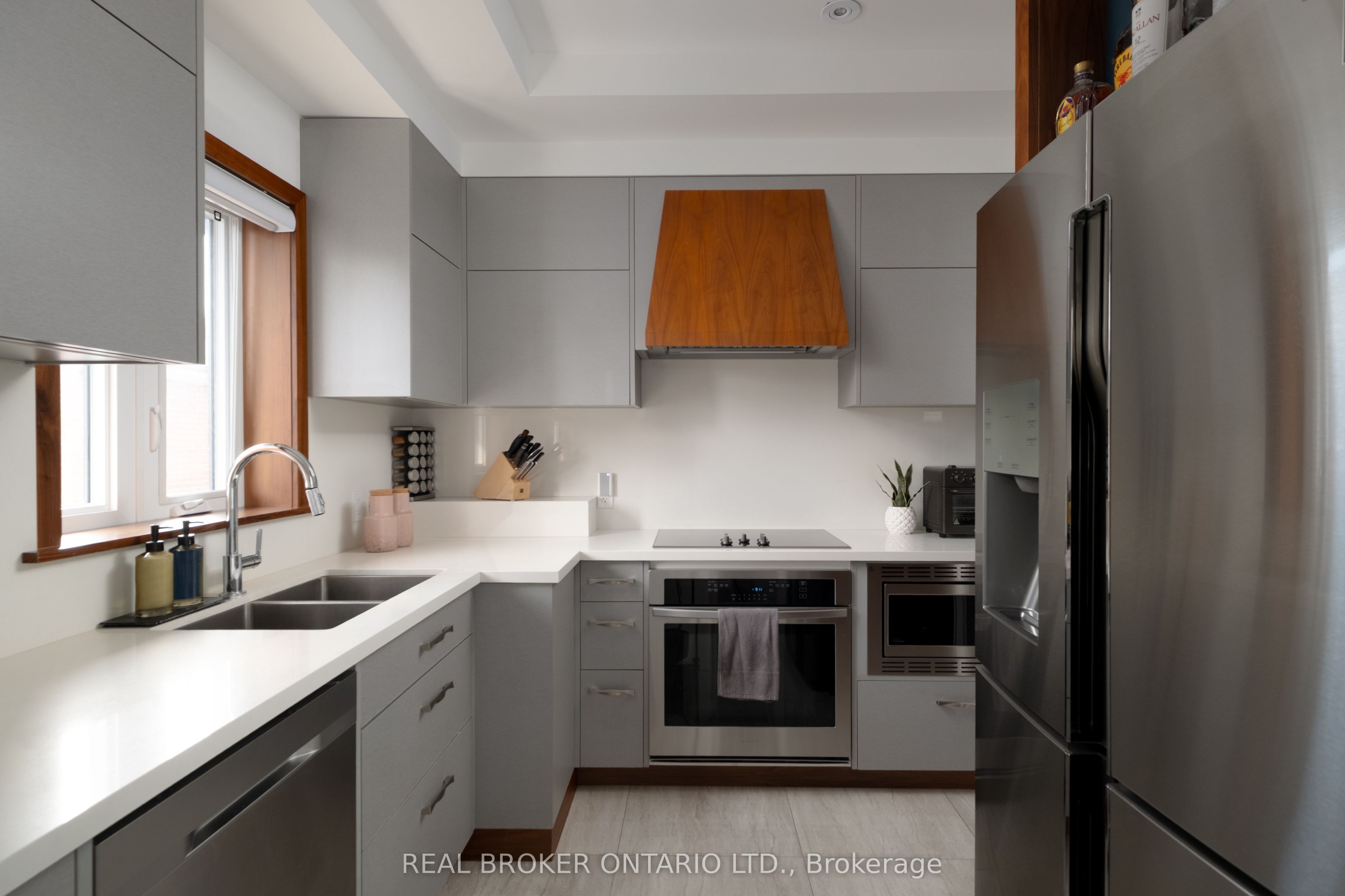 1633 Coram Crescent Property Photo 14
