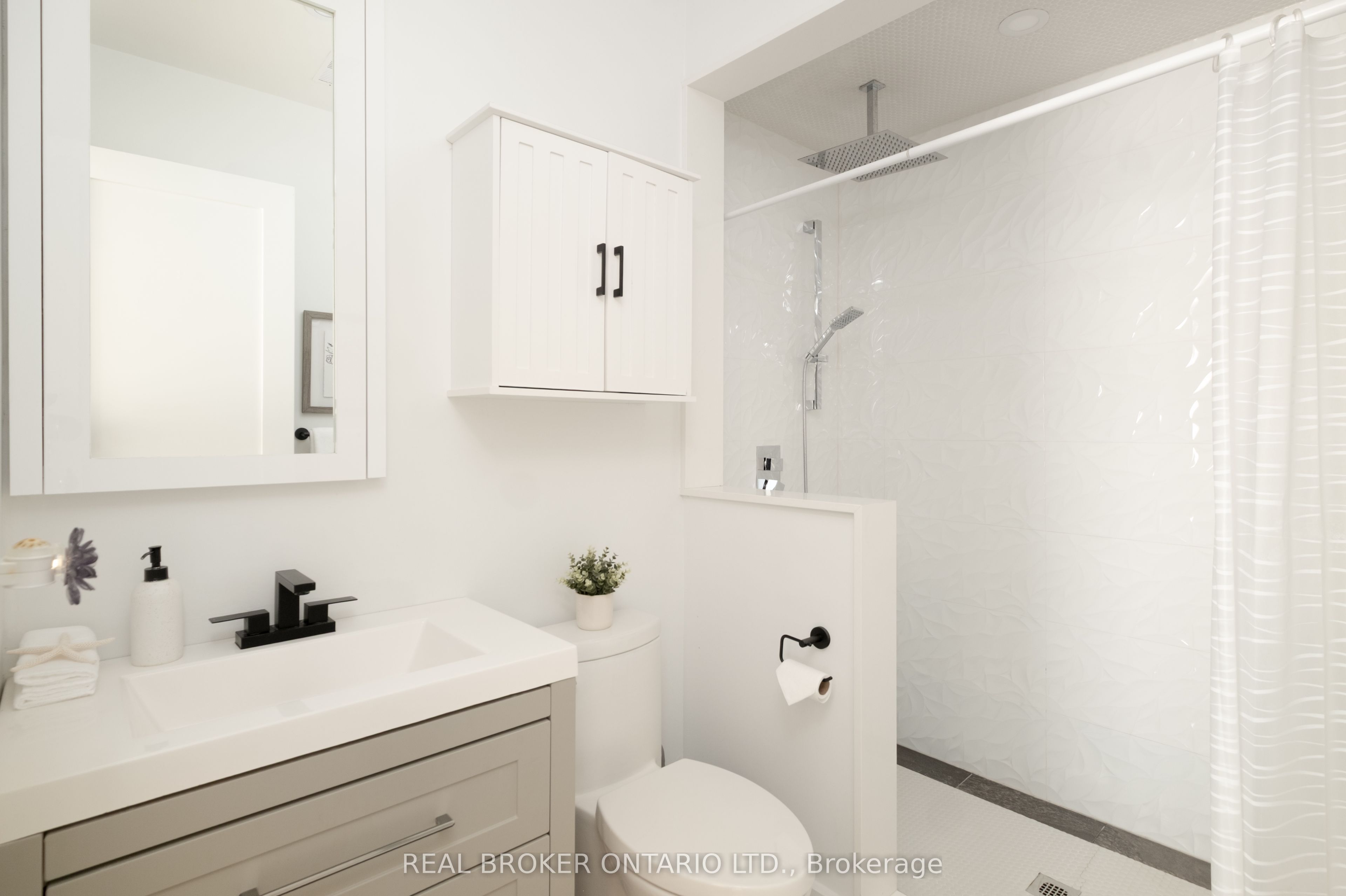 1633 Coram Crescent Property Photo 22
