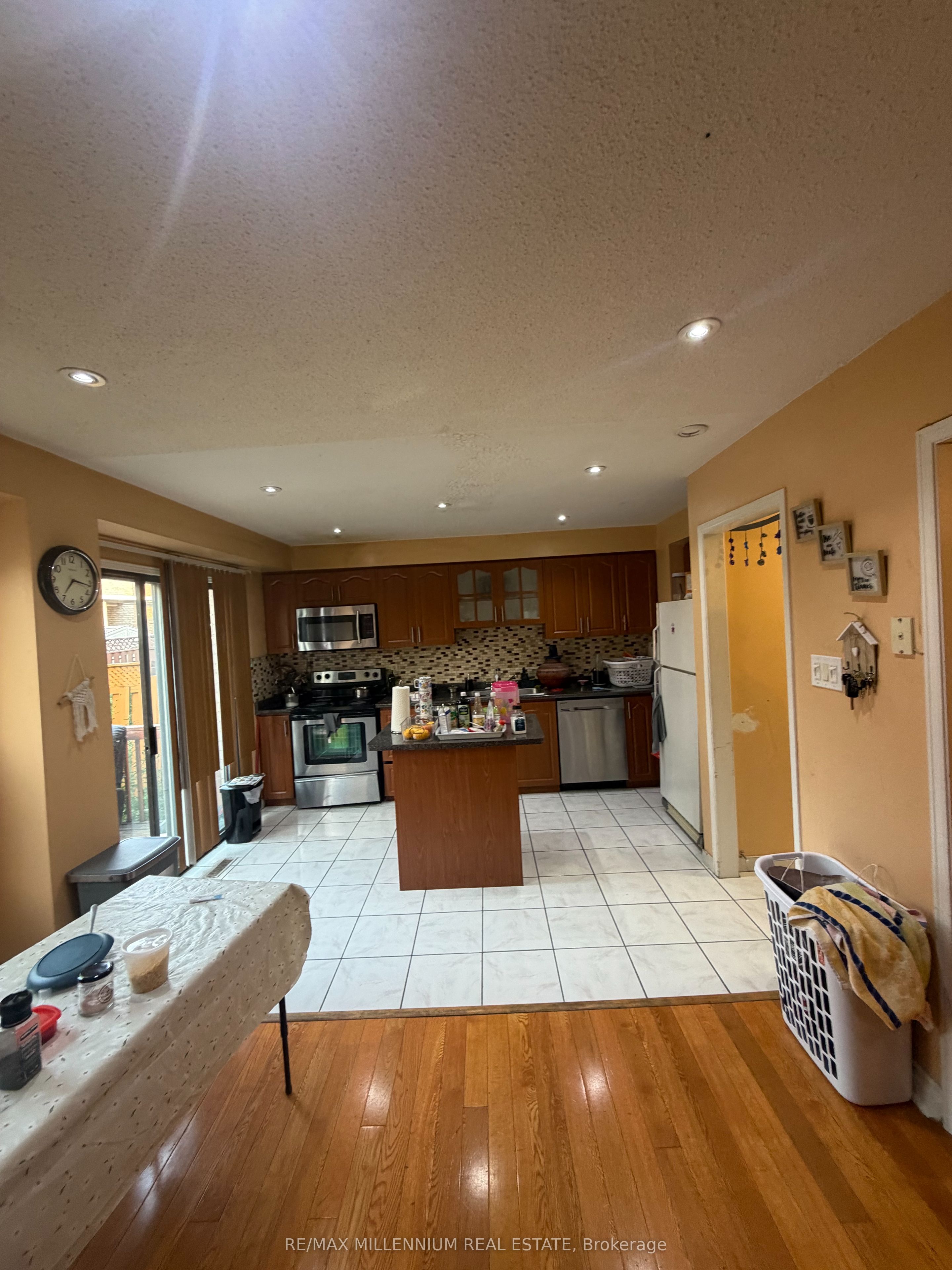 10 Hendricks Crescent Property Photo 2