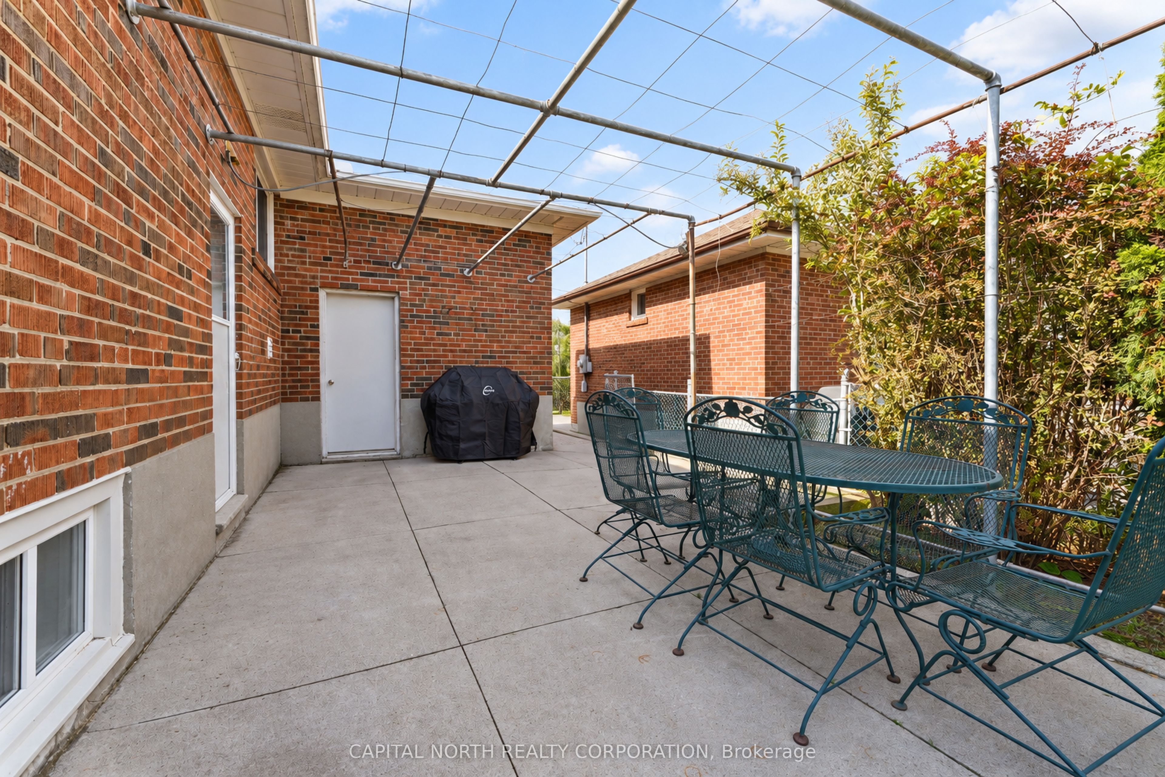 11 Erie Street Property Photo 8