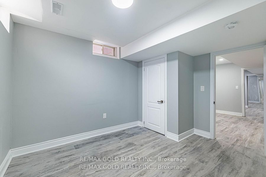 84 Crown Victoria Drive (bsmt) Property Photo 12