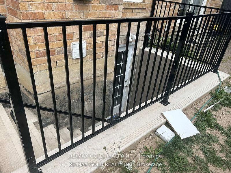 84 Crown Victoria Drive (bsmt) Property Photo 17