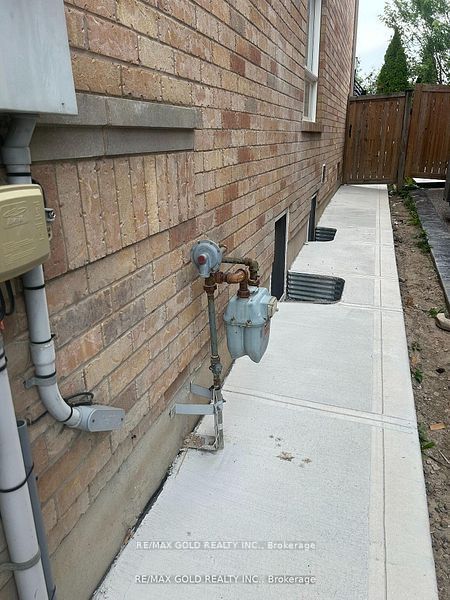 84 Crown Victoria Drive (bsmt) Property Photo 18