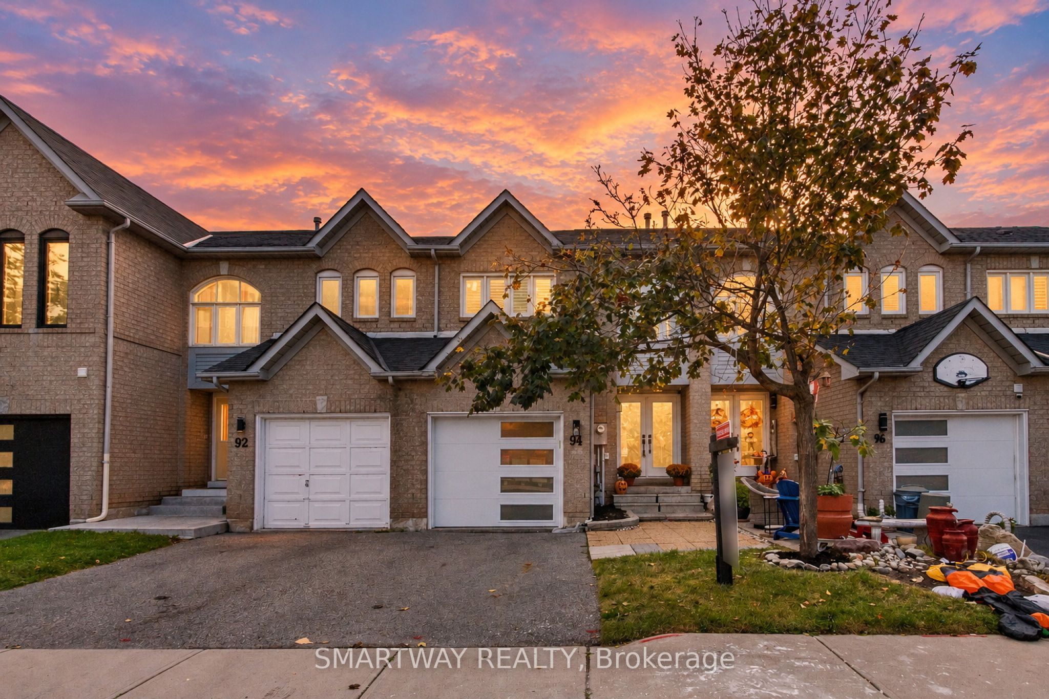94 Goldenlight Circle Property Photo 1