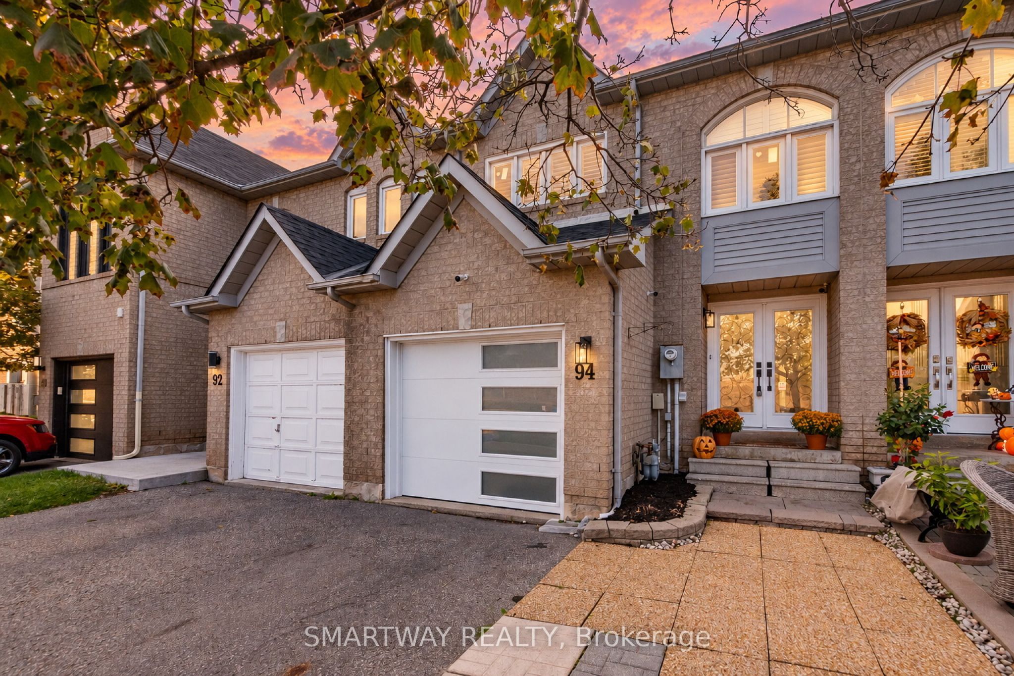 94 Goldenlight Circle Property Photo 2
