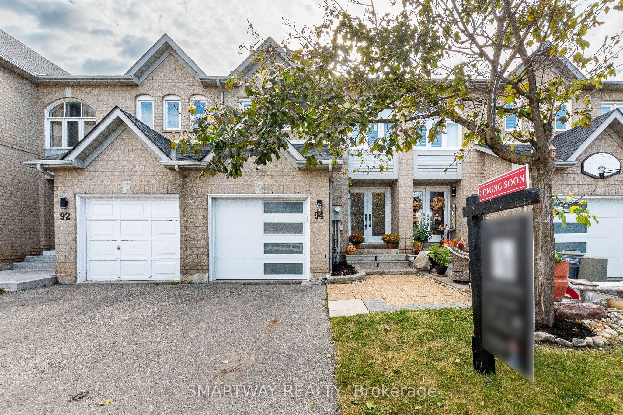94 Goldenlight Circle Property Photo 3