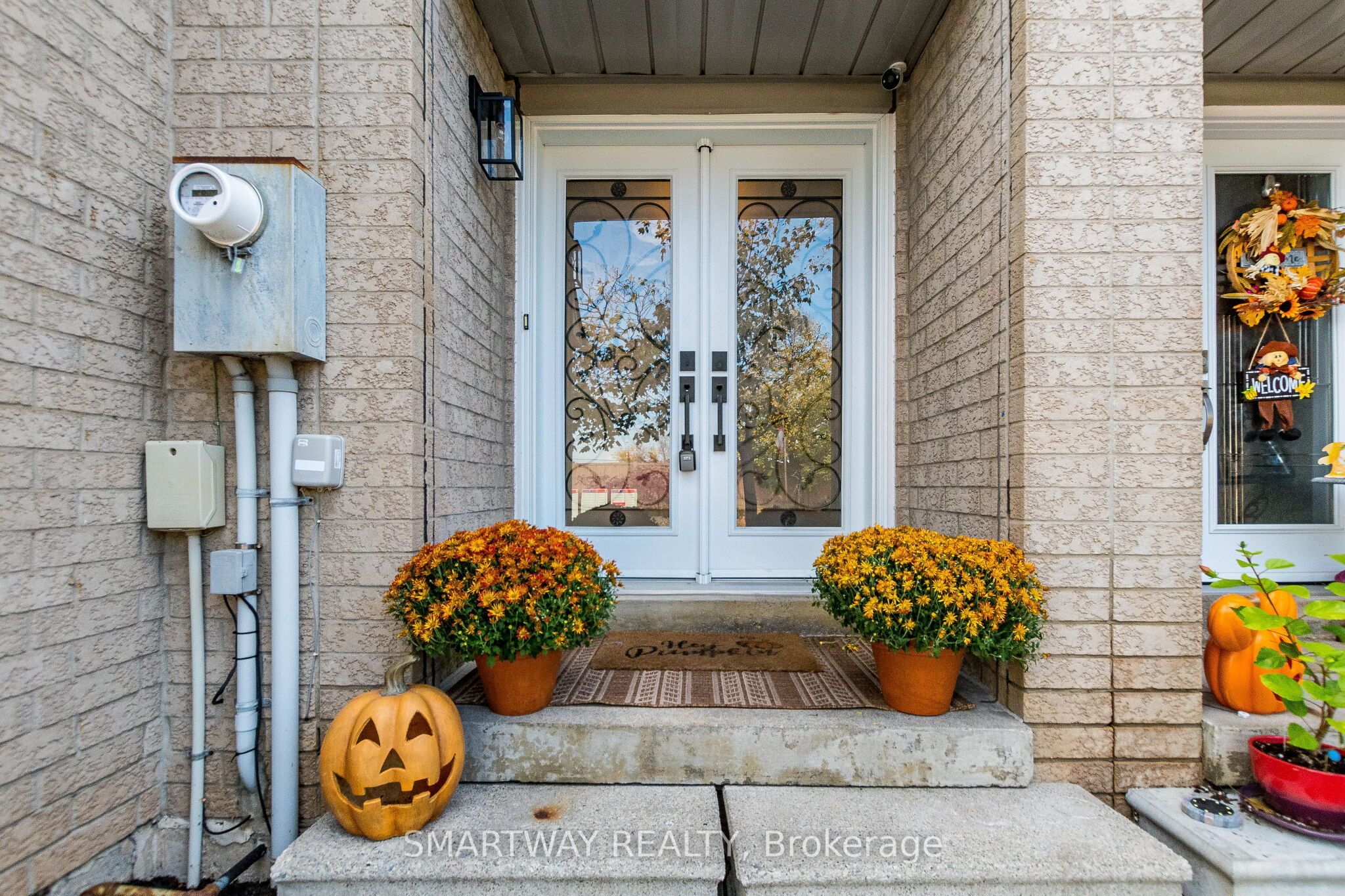 94 Goldenlight Circle Property Photo 4