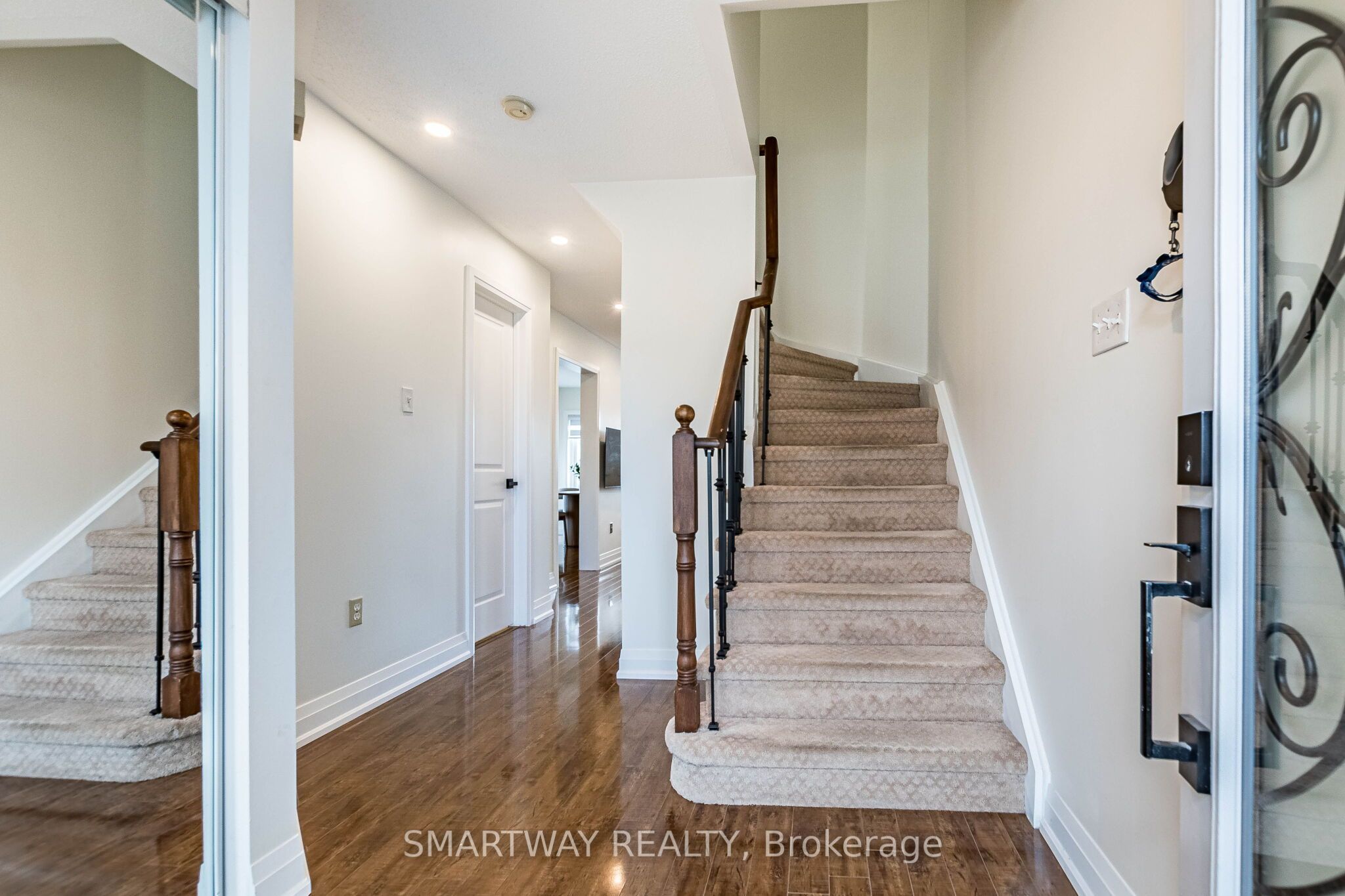 94 Goldenlight Circle Property Photo 5