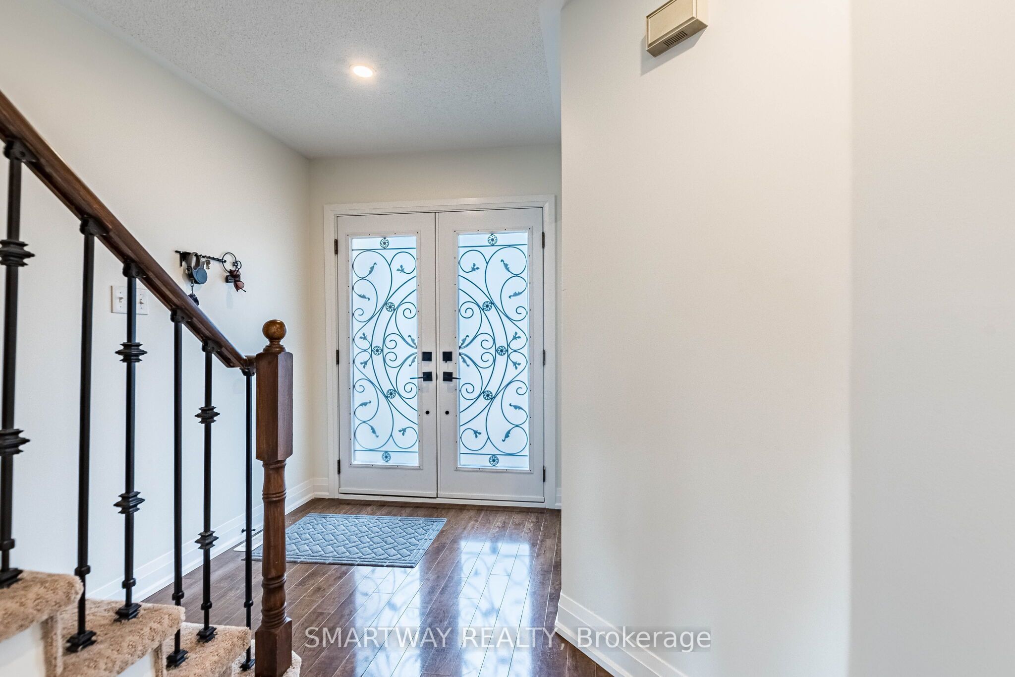 94 Goldenlight Circle Property Photo 7