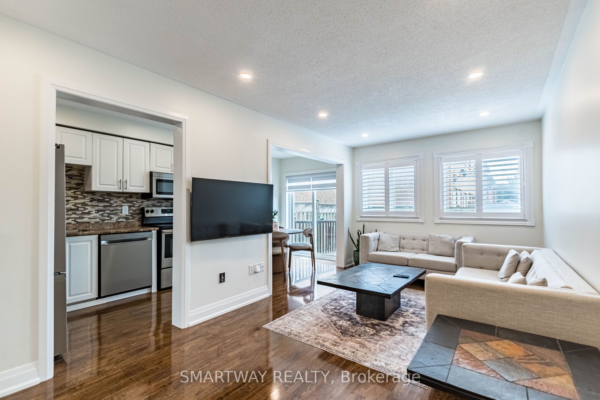 94 Goldenlight Circle Property Photo 10