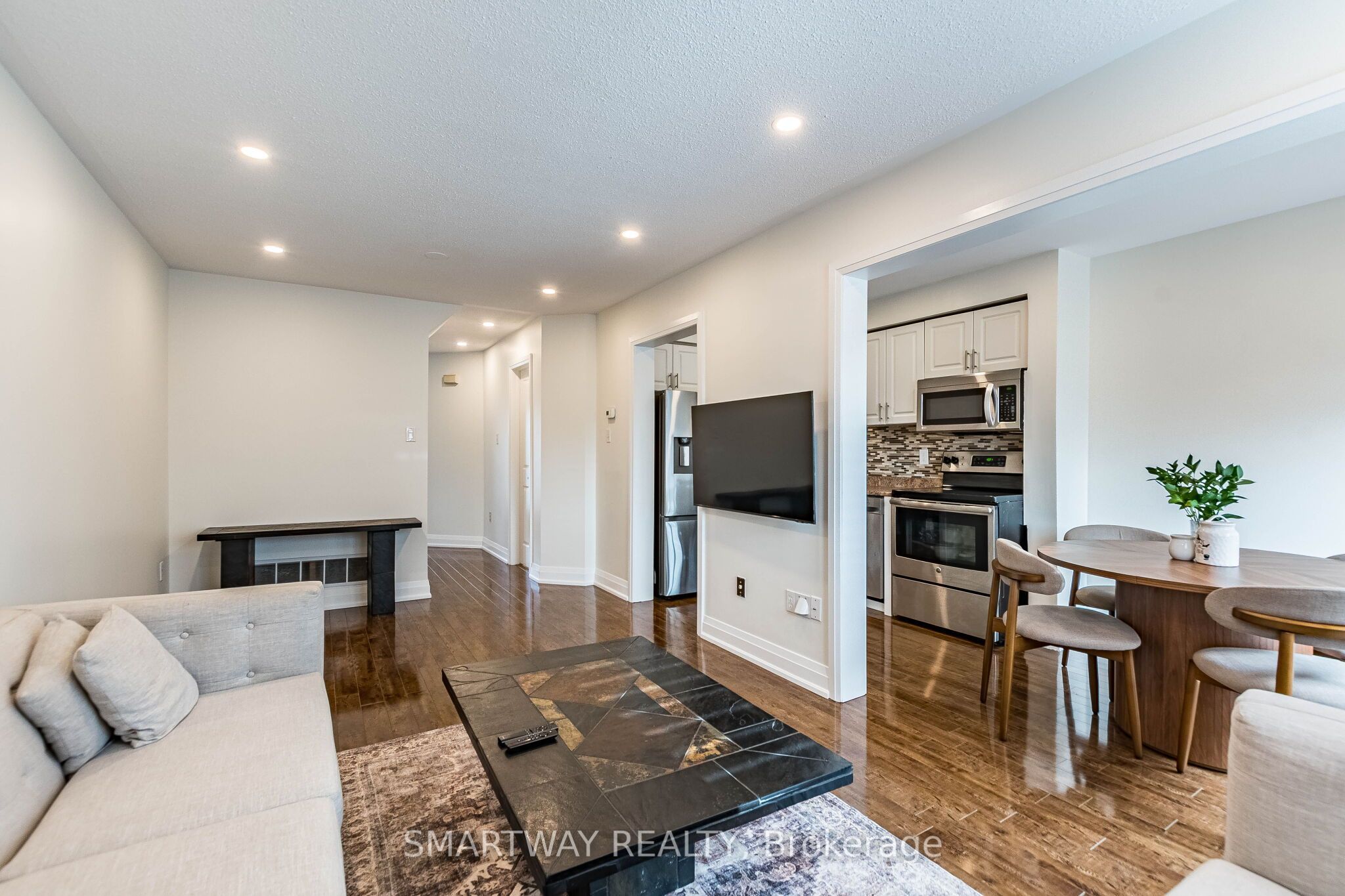94 Goldenlight Circle Property Photo 14