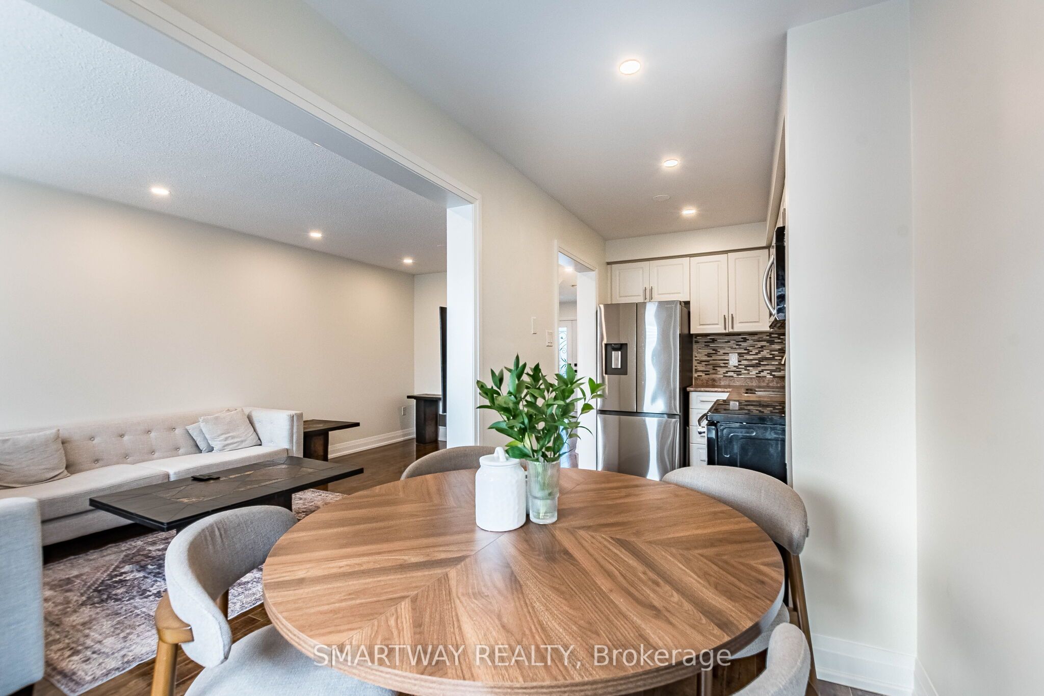 94 Goldenlight Circle Property Photo 17