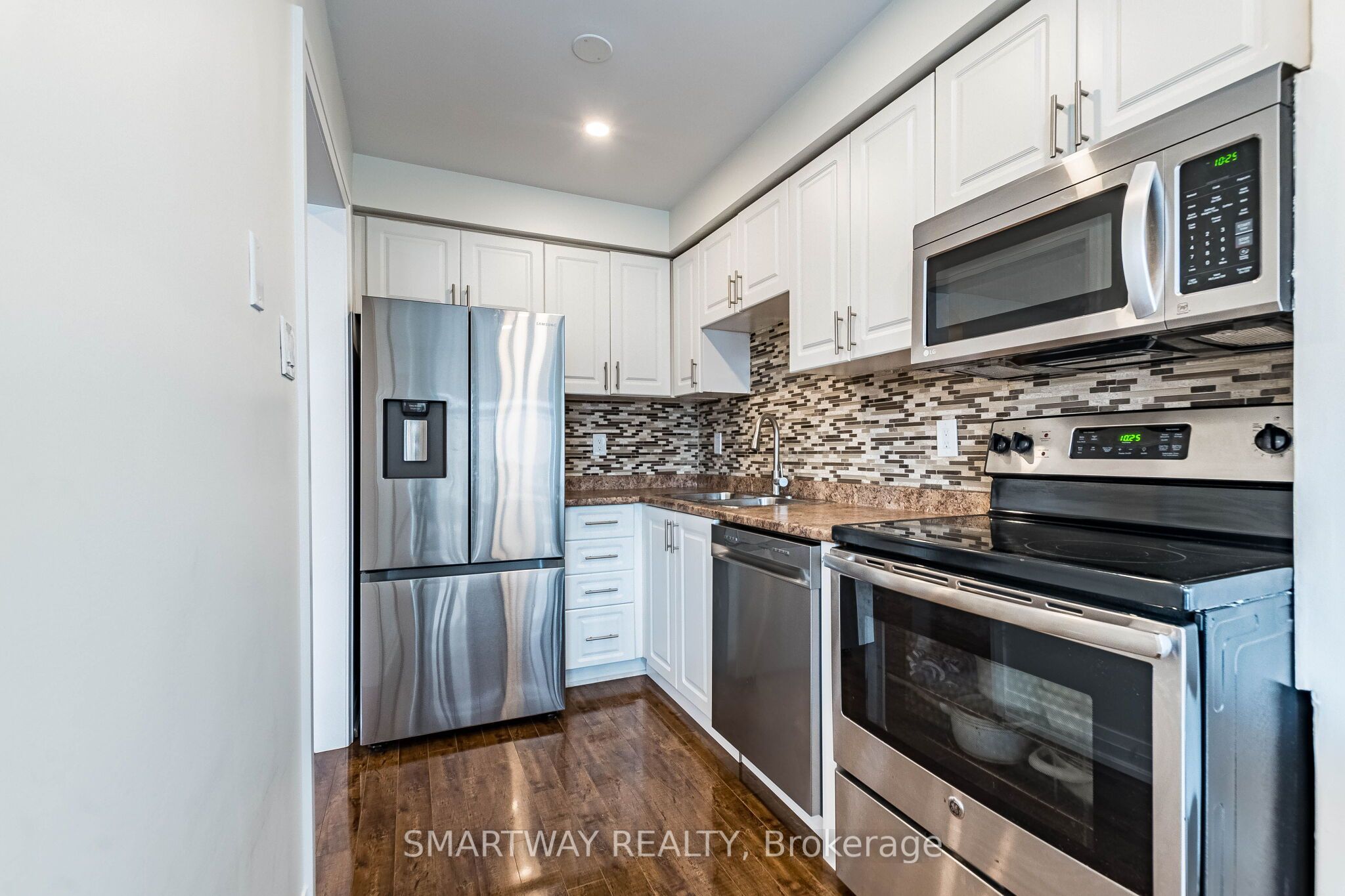 94 Goldenlight Circle Property Photo 18