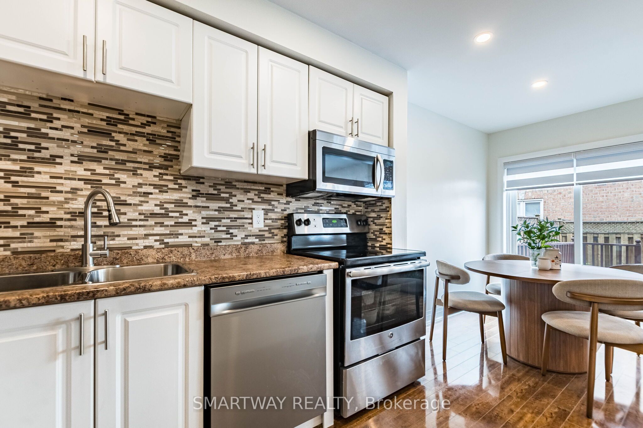 94 Goldenlight Circle Property Photo 20