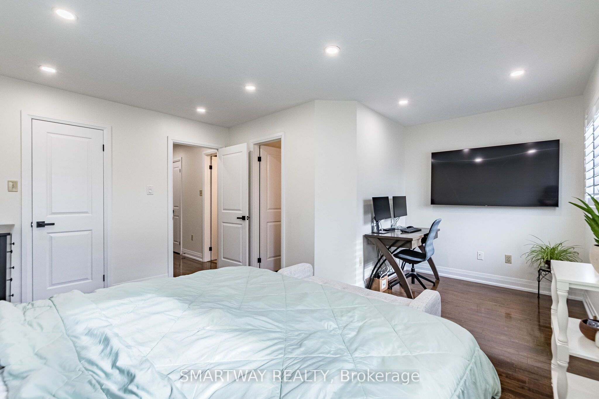 94 Goldenlight Circle Property Photo 27