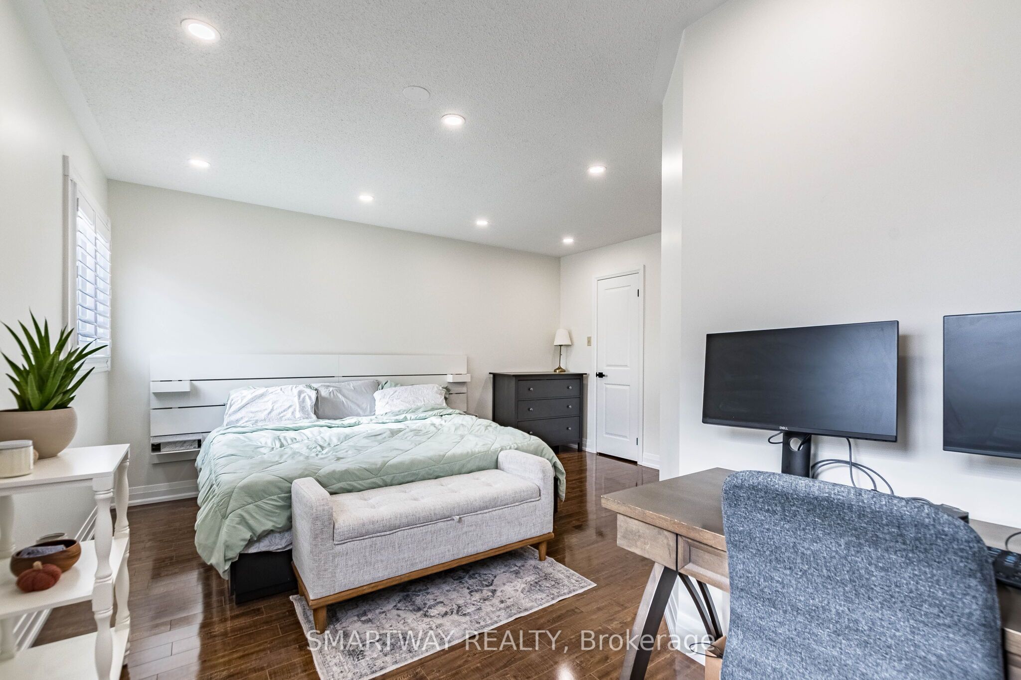 94 Goldenlight Circle Property Photo 29