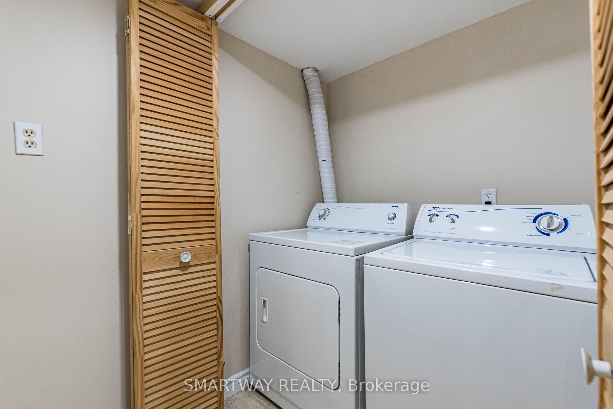 94 Goldenlight Circle Property Photo 44