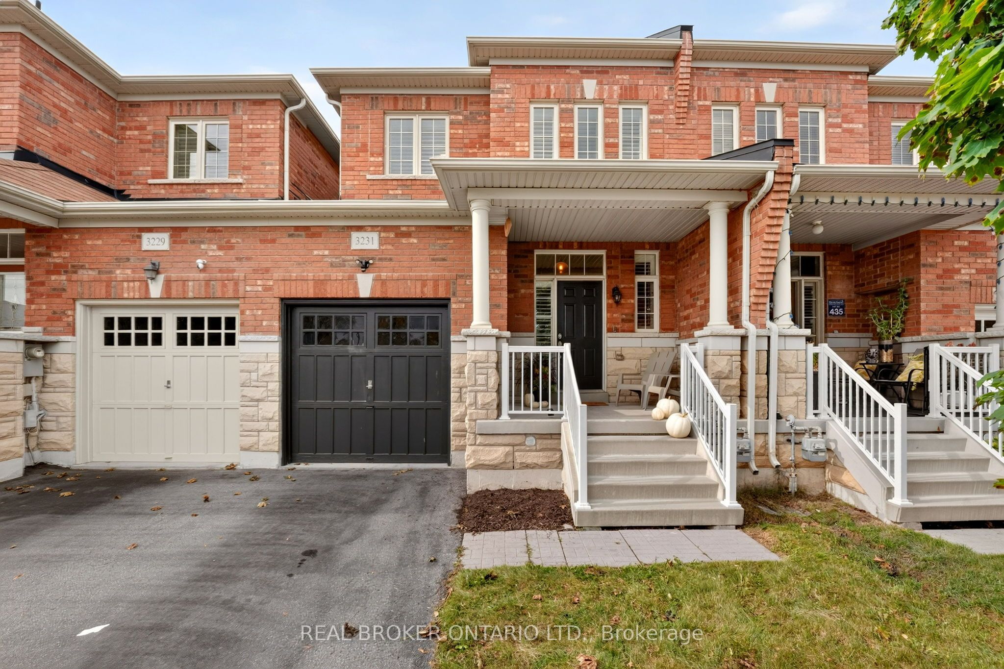 3231 Stoney Crescent Property Photo 1