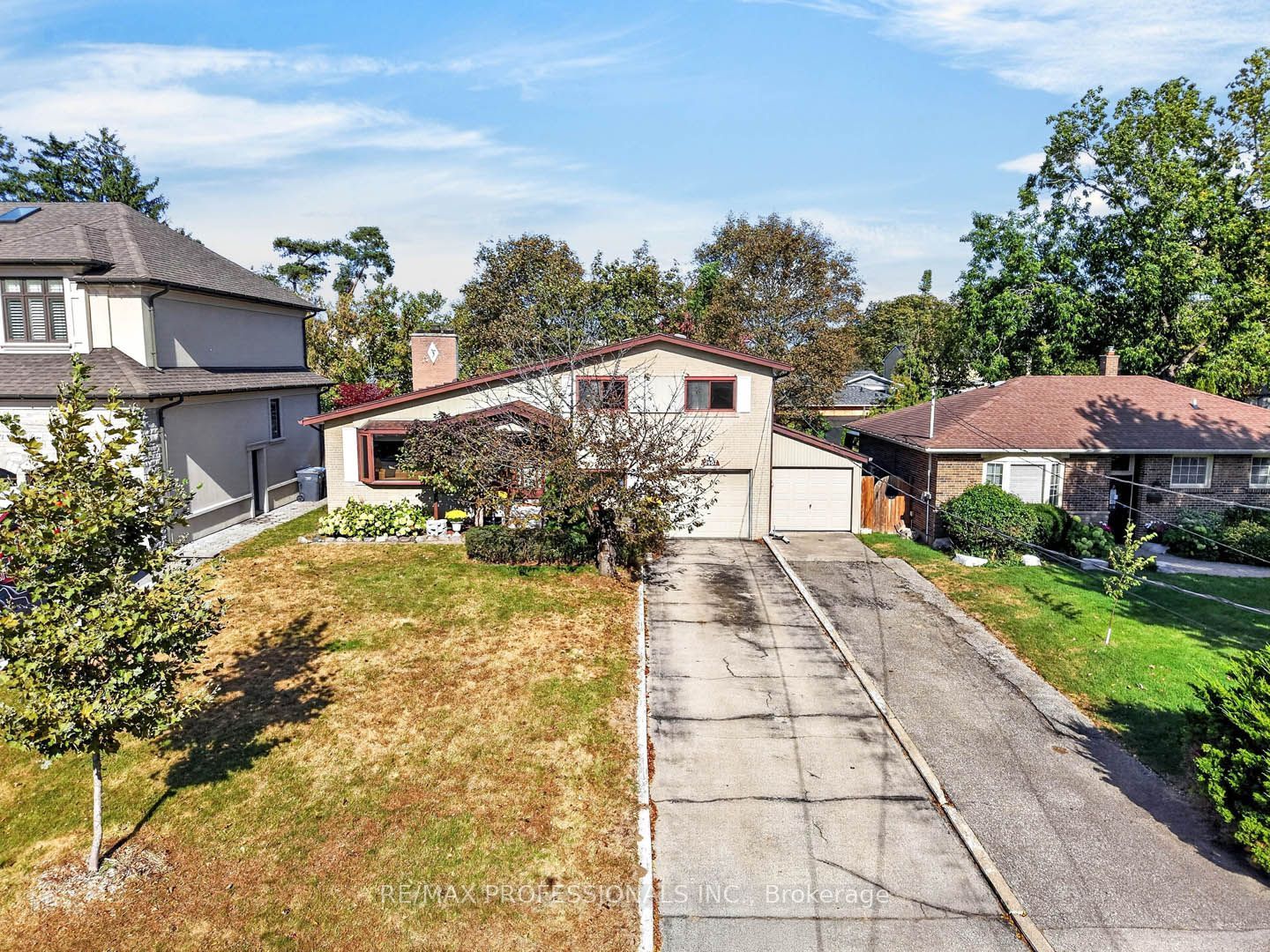 2467 Edenhurst Drive Property Photo 3