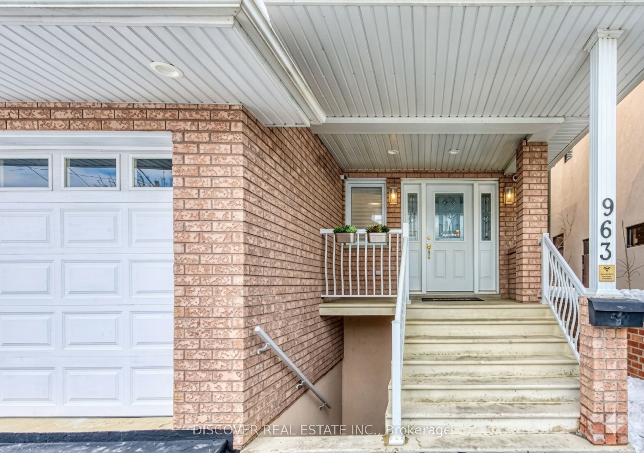 963 Hampton Crescent Property Photo 2