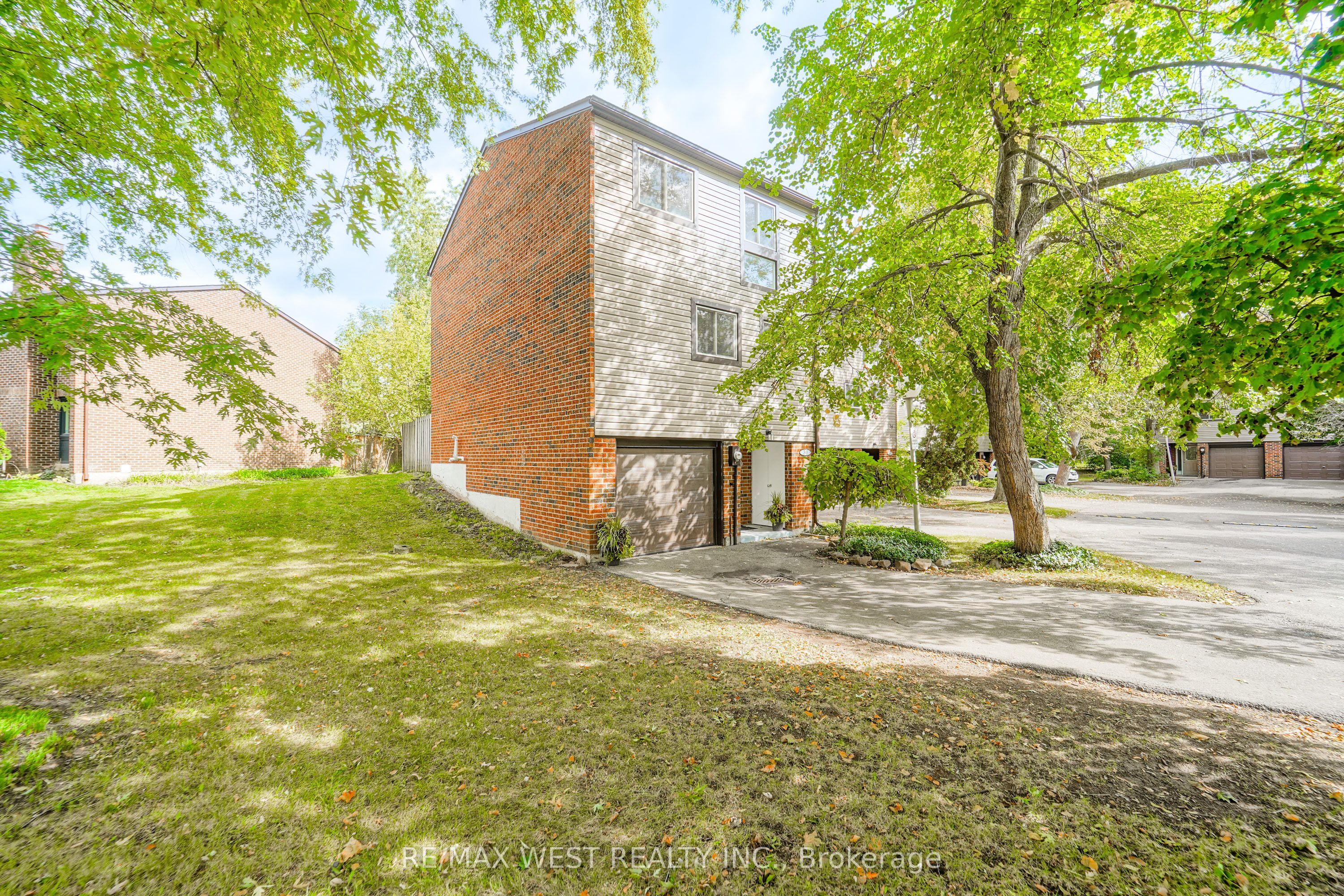 250 Satok Crescent 36 Property Photo 1