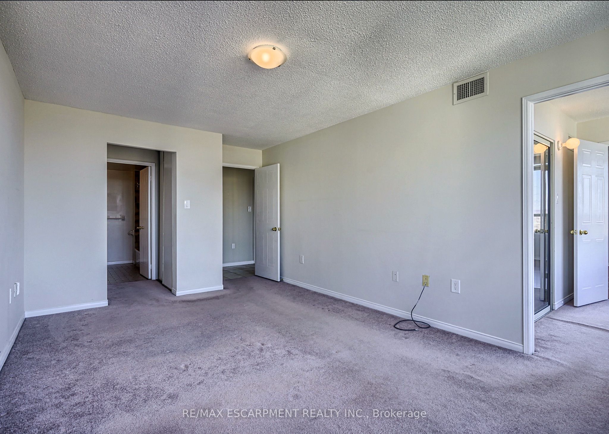 1270 Maple Crossing Boulevard 2009 Property Photo 7