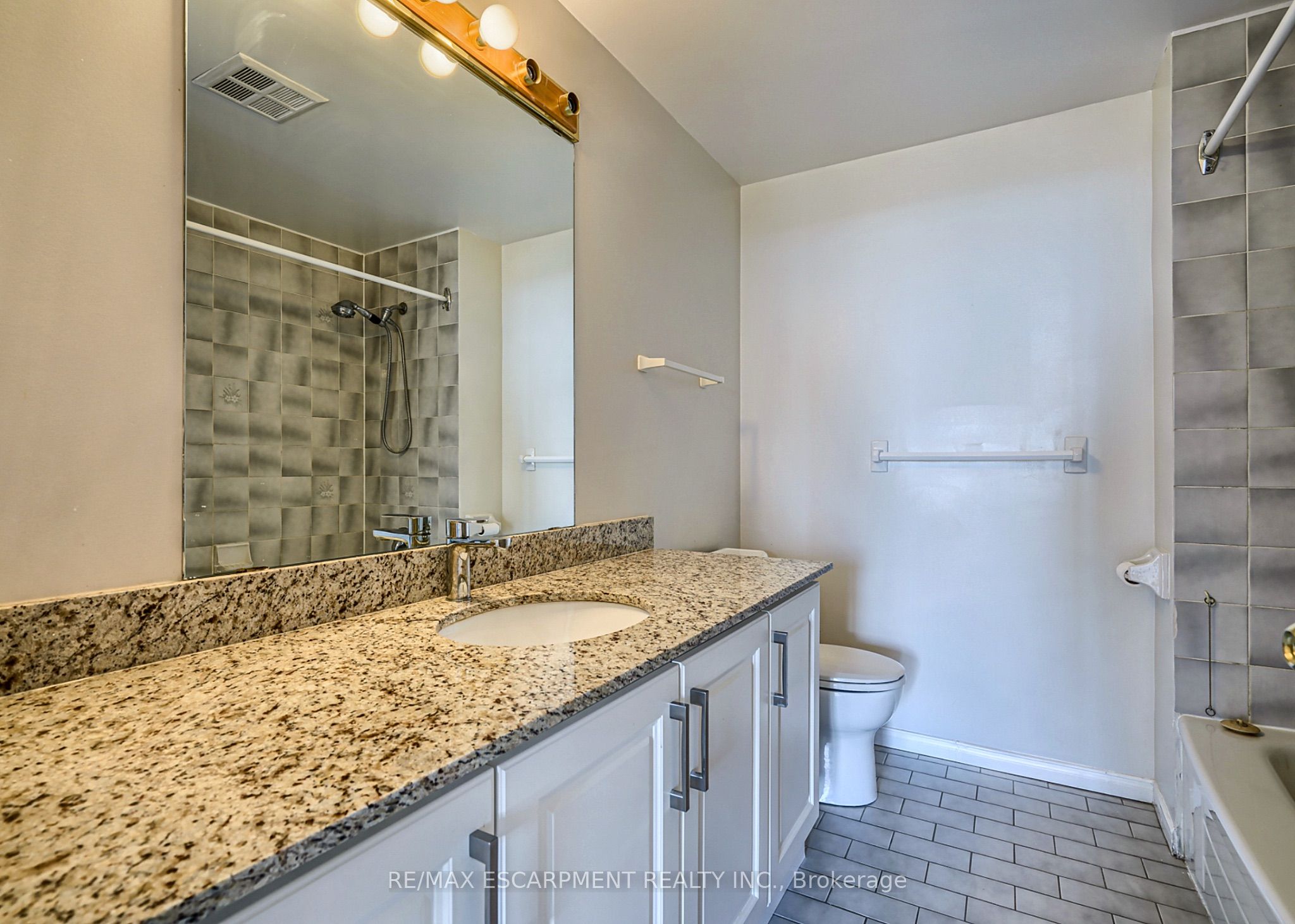 1270 Maple Crossing Boulevard 2009 Property Photo 8