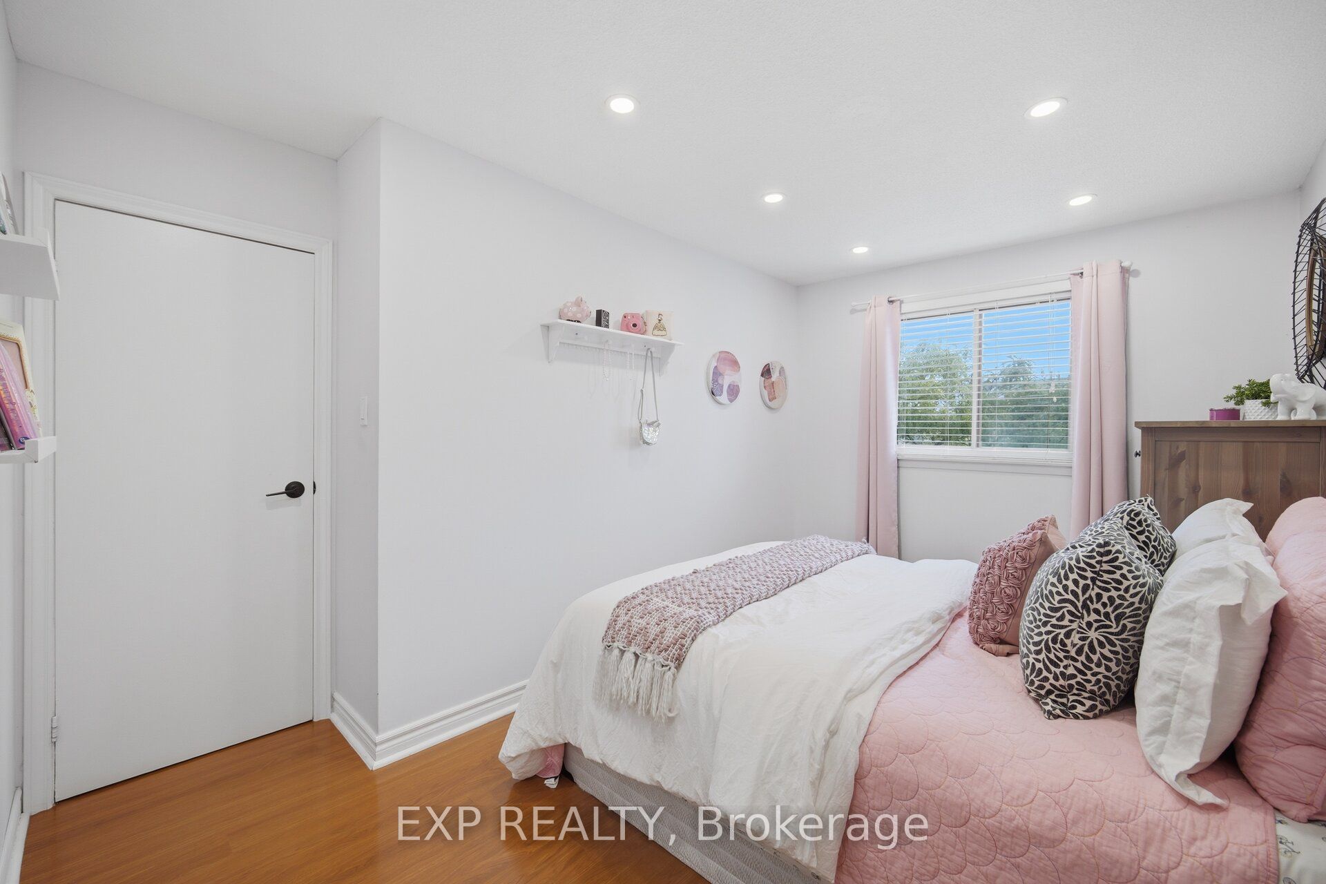 157 Moregate Crescent Property Photo 27