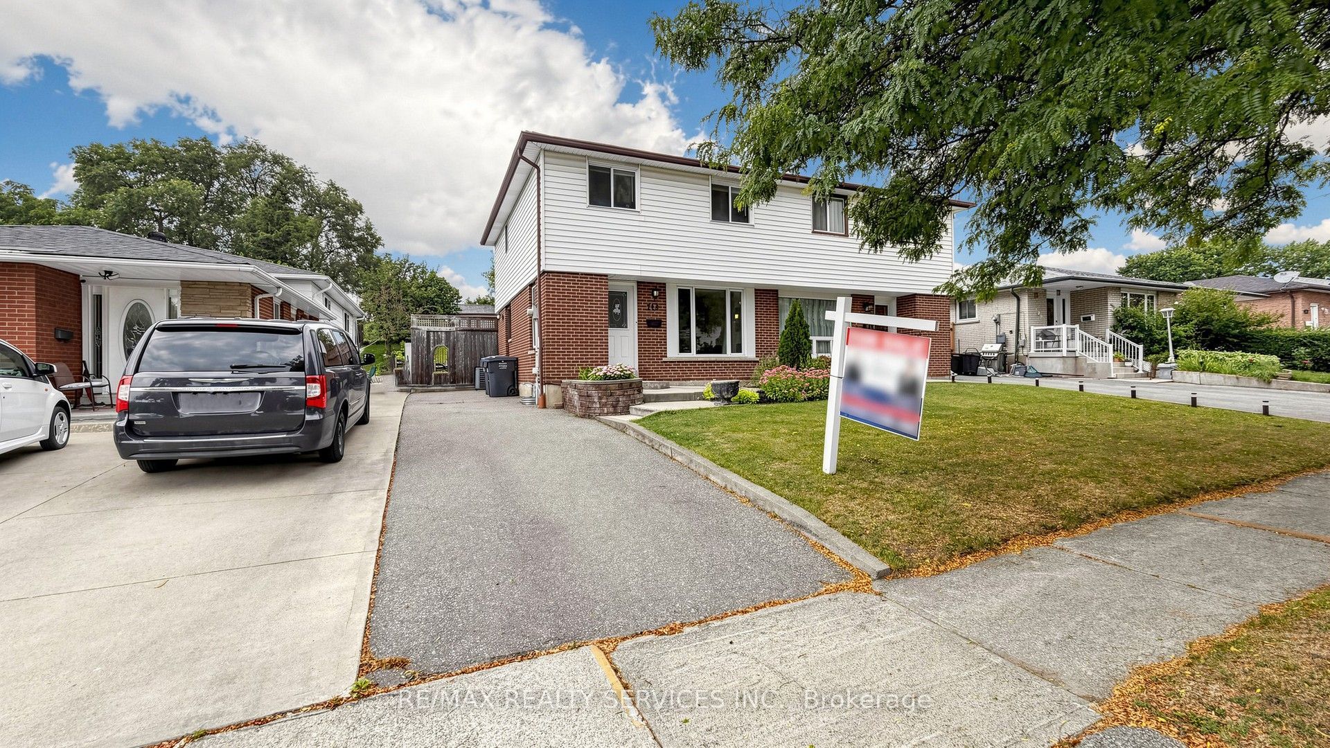 716 Eaglemount Crescent Property Photo 2