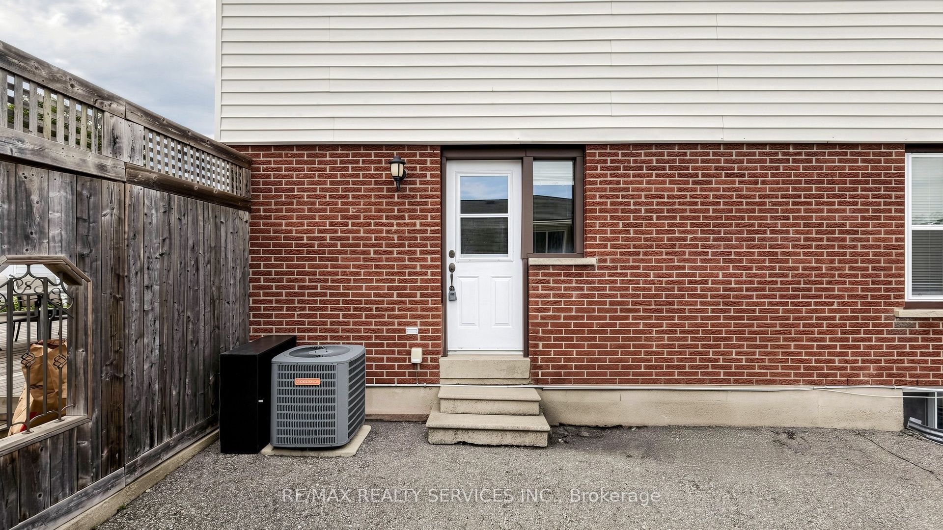 716 Eaglemount Crescent Property Photo 6