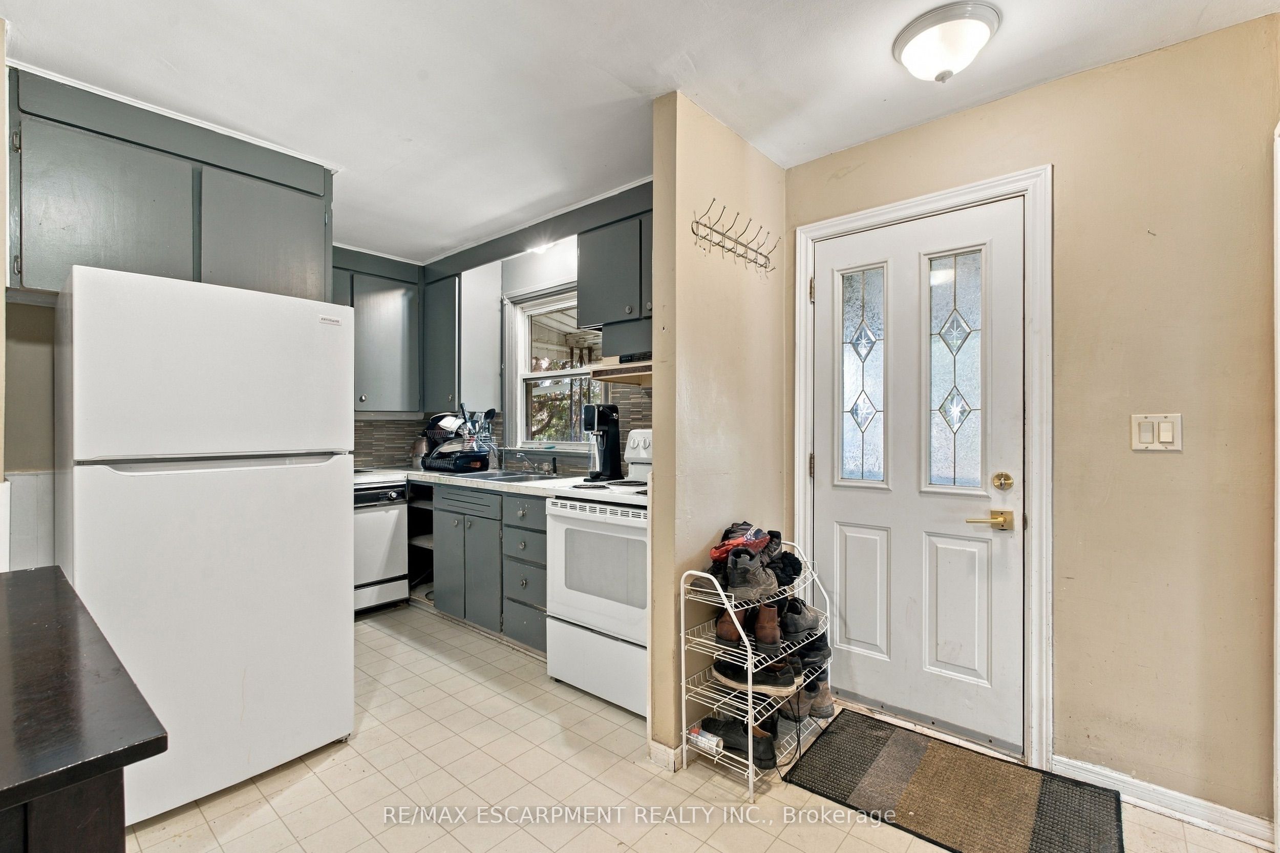 1054 Glendor Avenue Property Photo 4