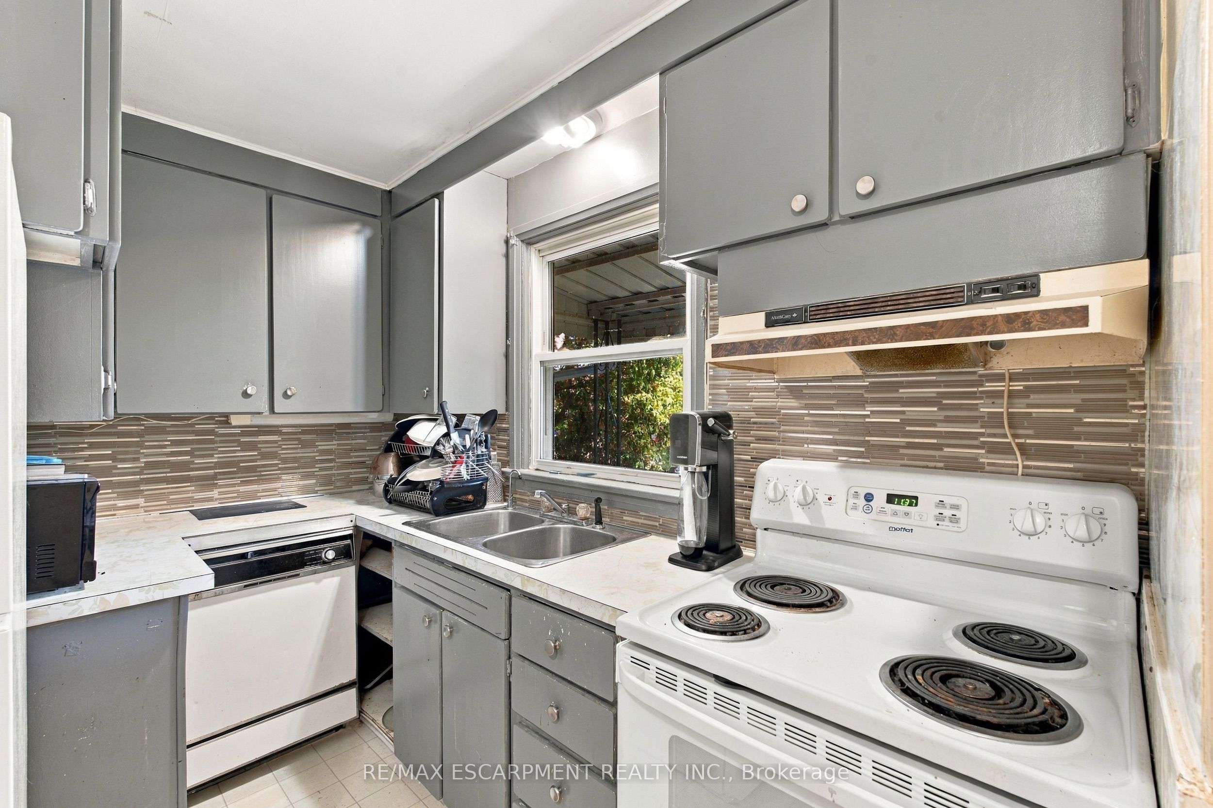 1054 Glendor Avenue Property Photo 6