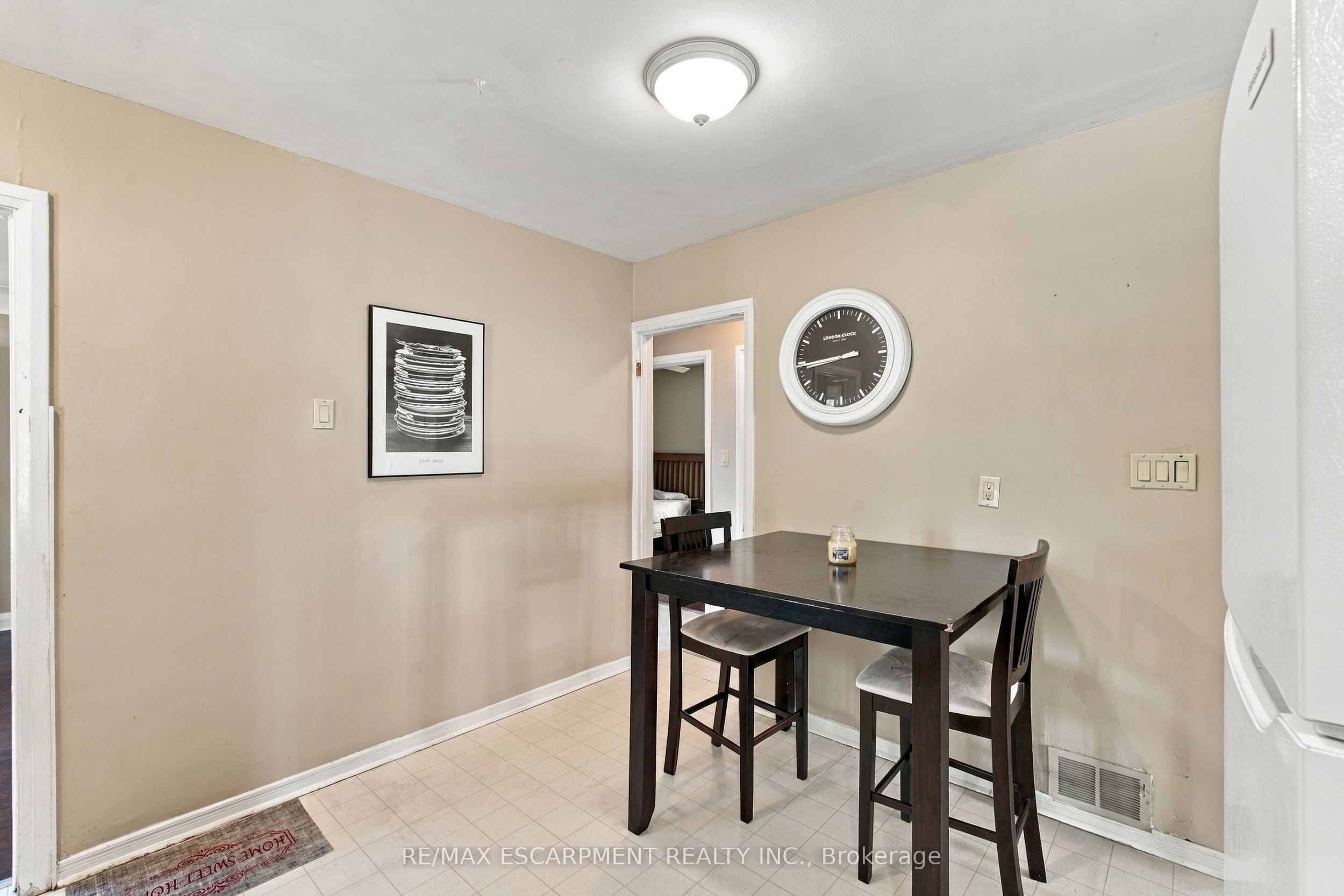 1054 Glendor Avenue Property Photo 7
