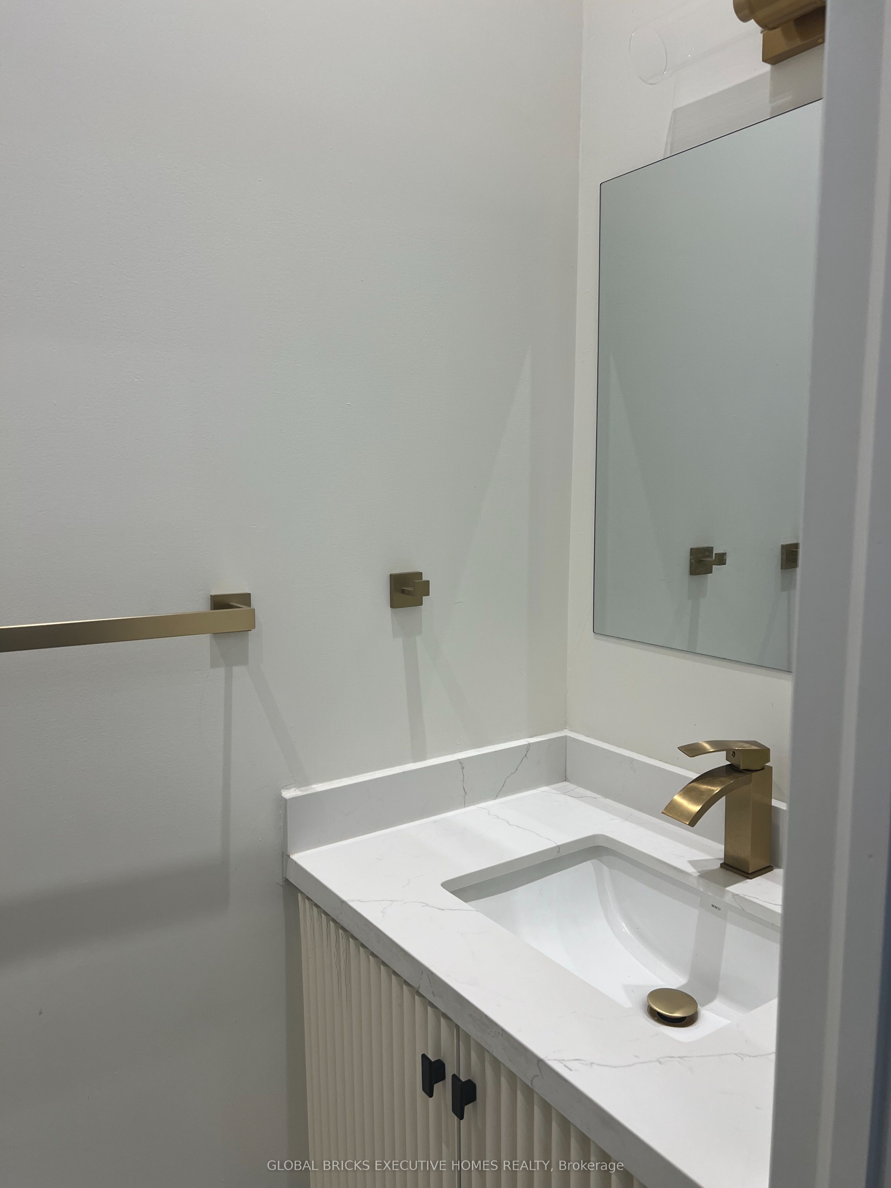 25a Pine Avenue N Property Photo 6