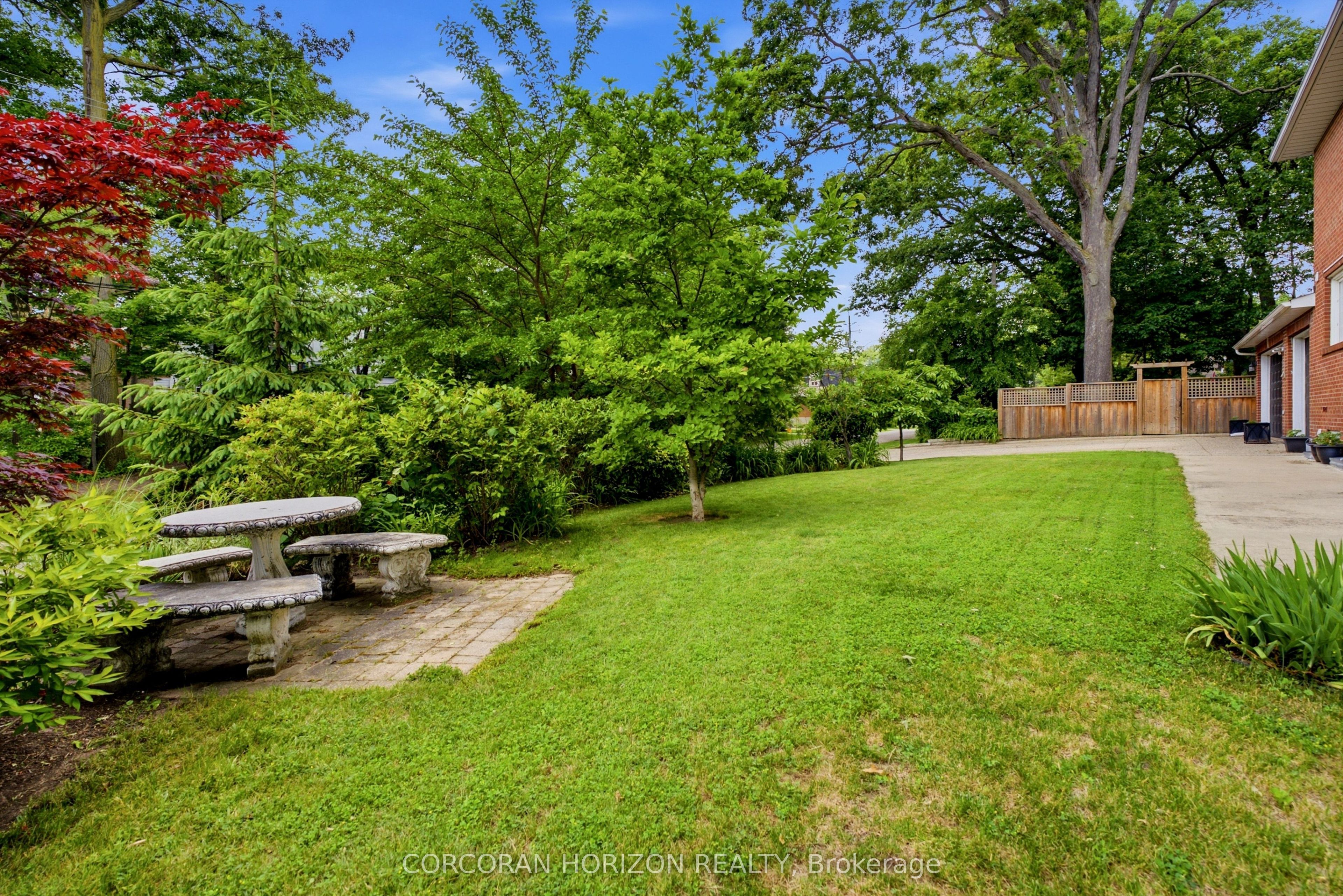 77 Mineola Road E Property Photo 4