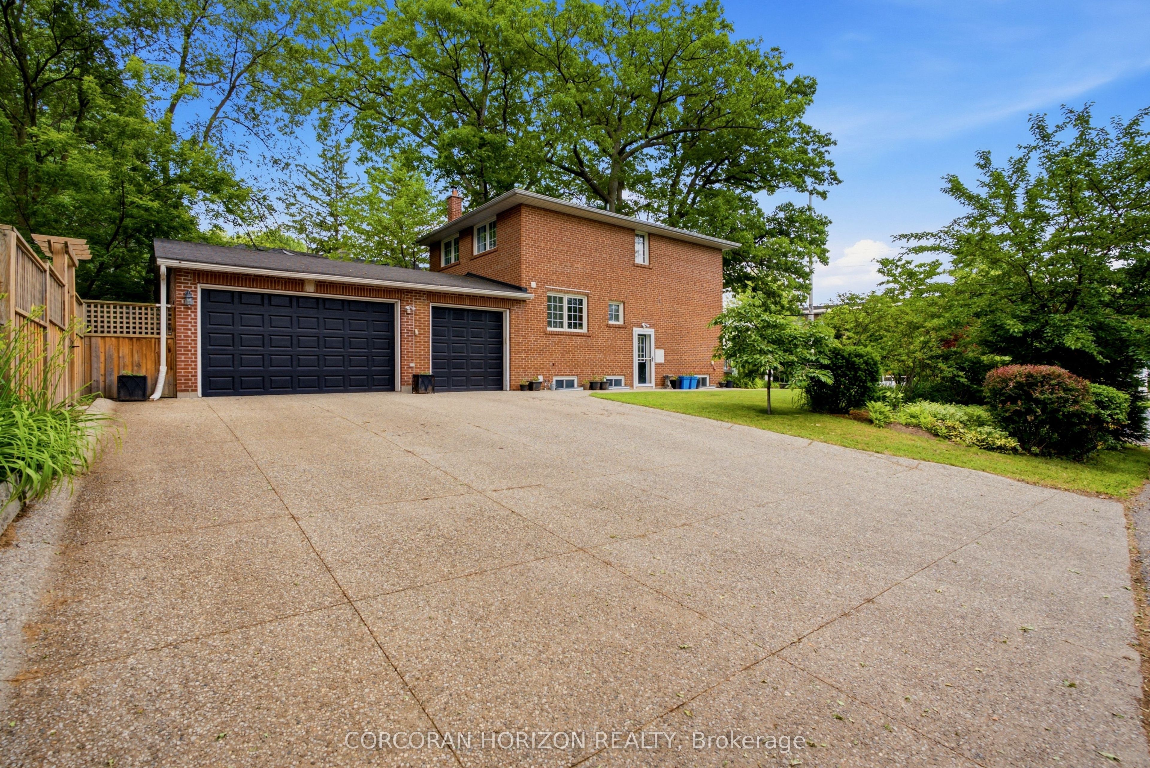 77 Mineola Road E Property Photo 5